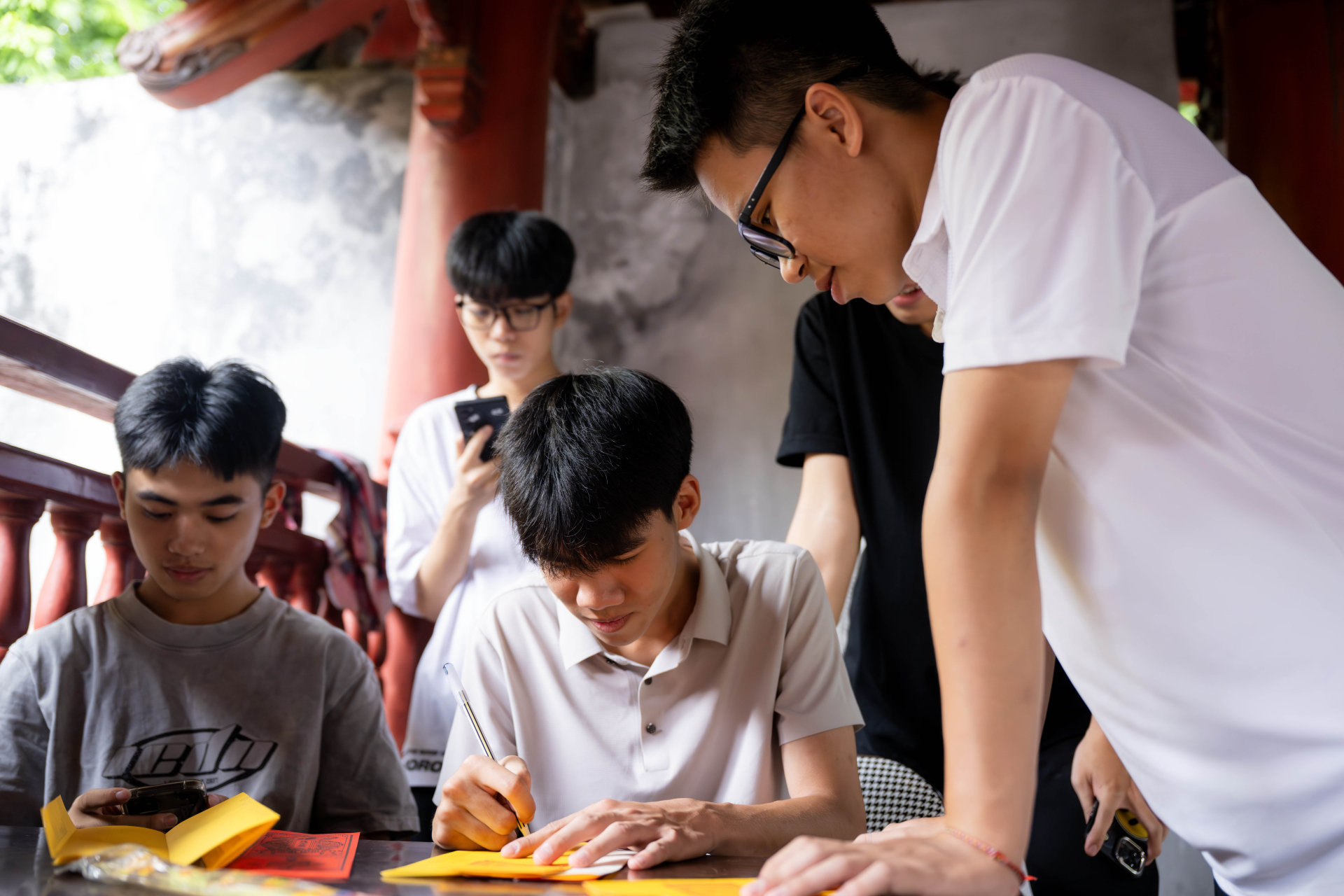 Các sĩ tử chăm chú viết sớ cầu nguyện với mong muốn giữ được sự bình tĩnh và phát huy tốt nhất năng lực trong phòng thi