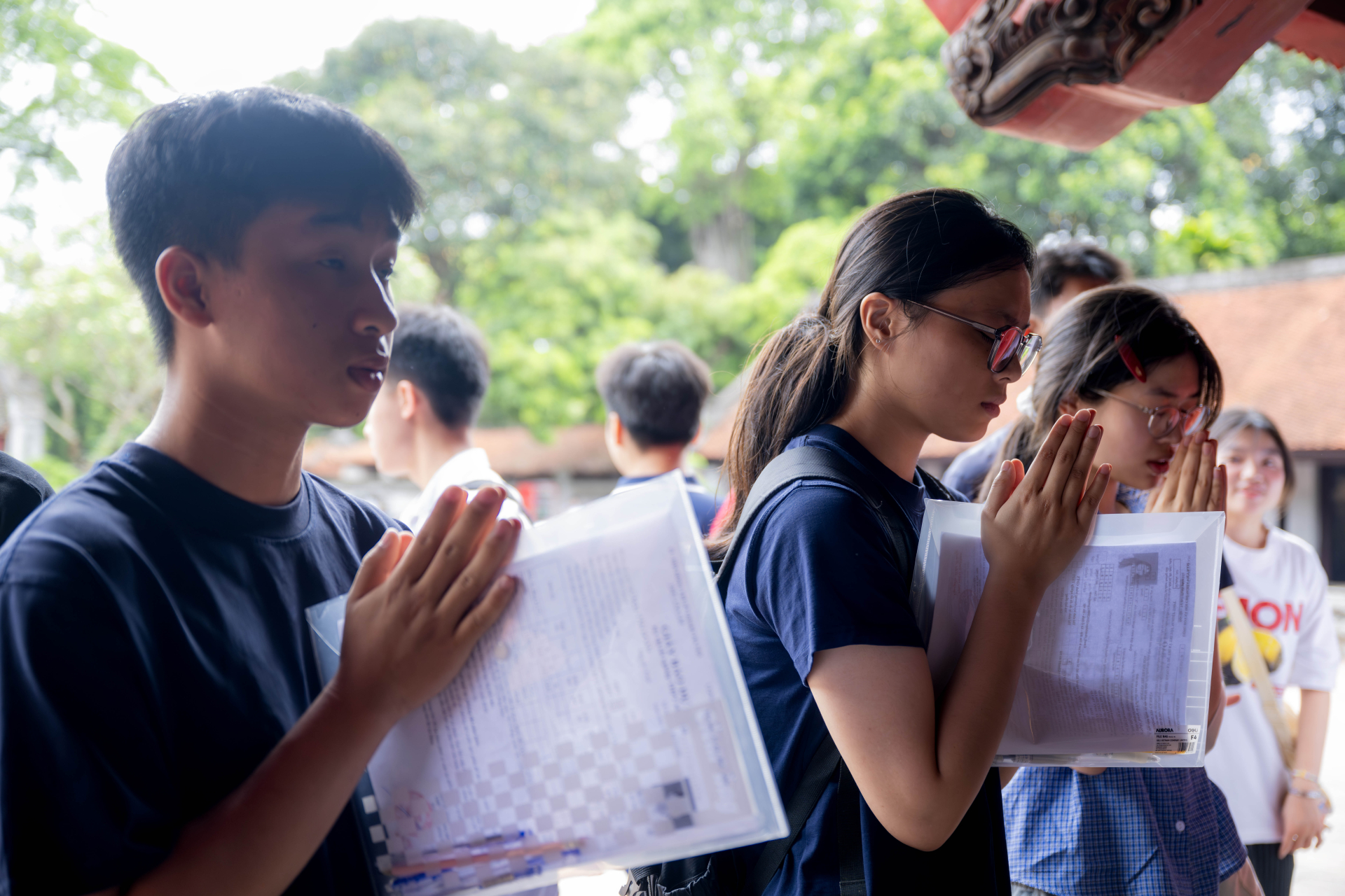 Cảnh tượng mỗi năm chỉ có đúng một lần tại Văn Miếu - Quốc Tử Giám trước giờ G thi tốt nghiệp THPT