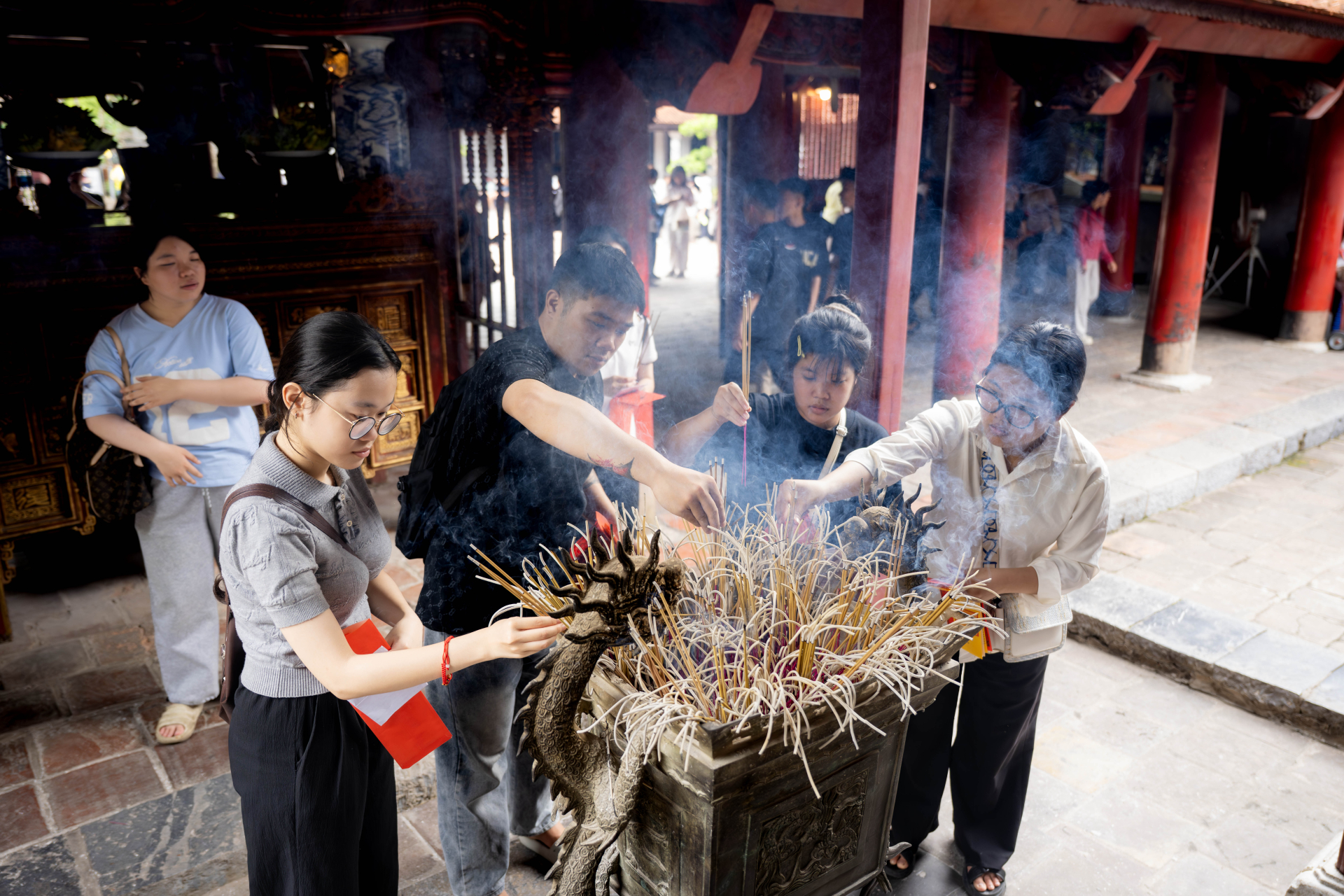 Cảnh tượng mỗi năm chỉ có đúng một lần tại Văn Miếu - Quốc Tử Giám trước giờ G thi tốt nghiệp THPT