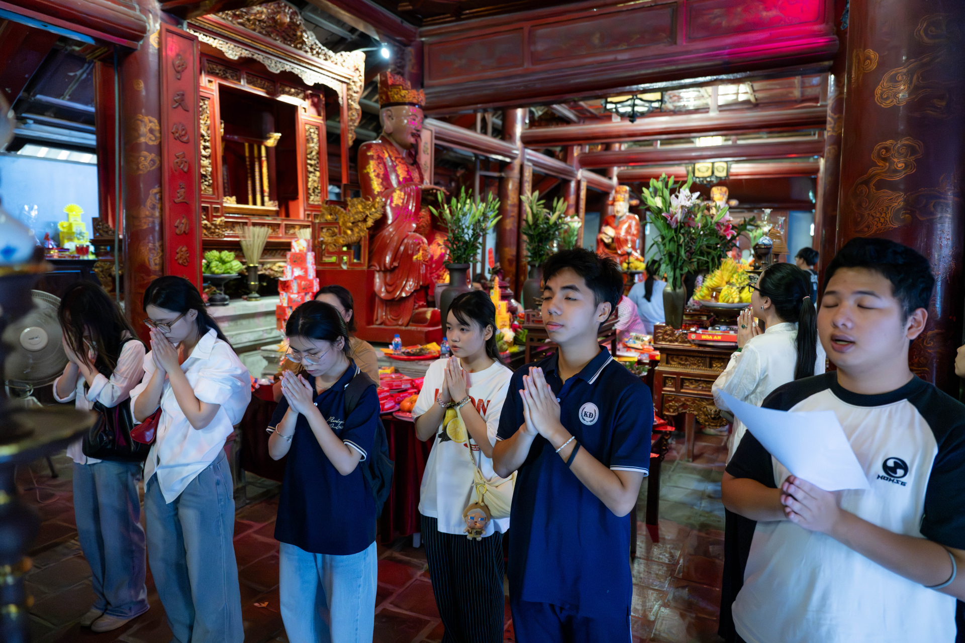 Trong không gian trang nghiêm của Văn Miếu - Quốc Tử Giám, các sĩ tử thành kính dâng hương và cầu nguyện trước giờ “vượt vũ môn”