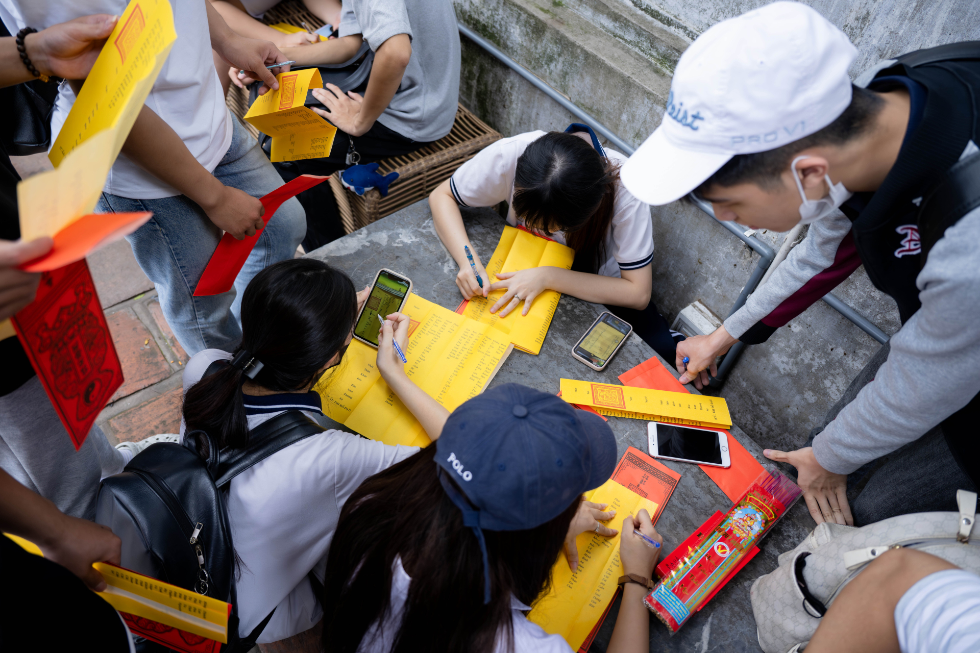 Cảnh tượng mỗi năm chỉ có đúng một lần tại Văn Miếu - Quốc Tử Giám trước giờ G thi tốt nghiệp THPT