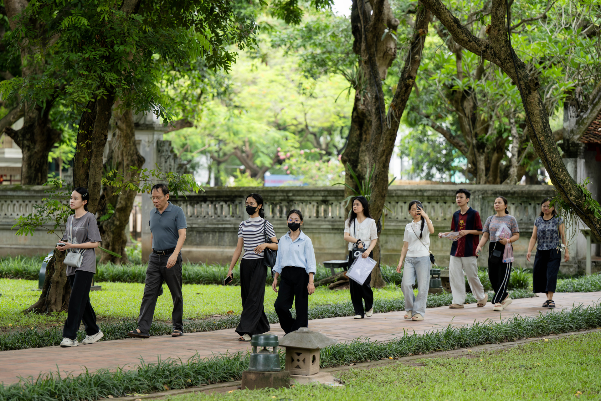 Cảnh tượng mỗi năm chỉ có đúng một lần tại Văn Miếu - Quốc Tử Giám trước giờ G thi tốt nghiệp THPT