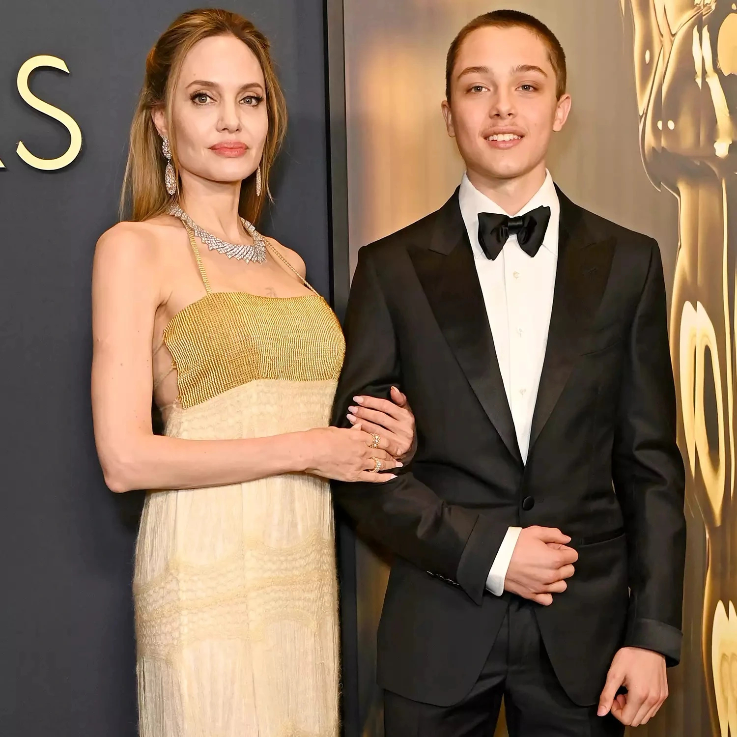 Việc làm không thể tin nổi của cậu út nhà Angelina Jolie trong lễ tốt nghiệp