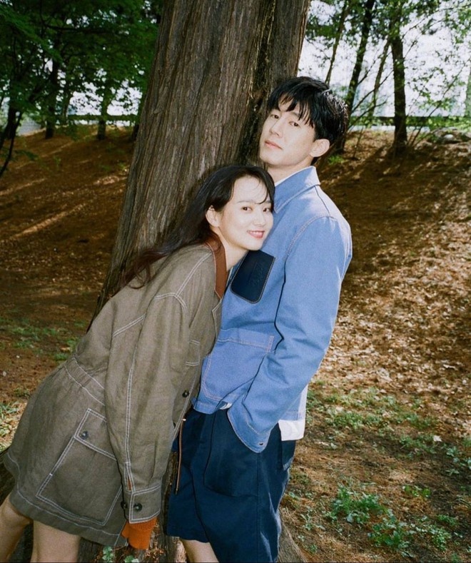 Sau tai nạn trượt tay của nhà trai, Kim Mu Yeol và Yoon Seung Ah quyết định công khai hẹn hò. Ảnh: X. 