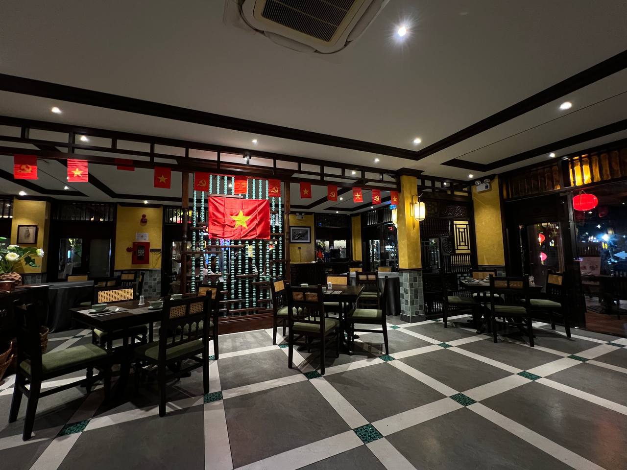 Trải nghiệm nhà hàng có vị trí đắc địa nhất Hội An, tự tay làm tô mỳ quảng vừa ý nhất cuộc đời