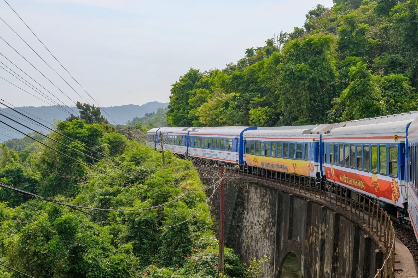 Hiện tượng lạ đang xuất hiện trên cung đường nổi tiếng bậc nhất Việt Nam, nhìn từ xa cứ ngỡ có tuyết
