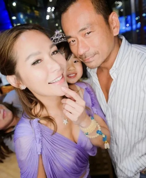 Năm 2002, vị tỷ phú kết hôn với doanh nhân ngành bảo hiểm Trần Tuệ Linh. Ảnh: Sohu.