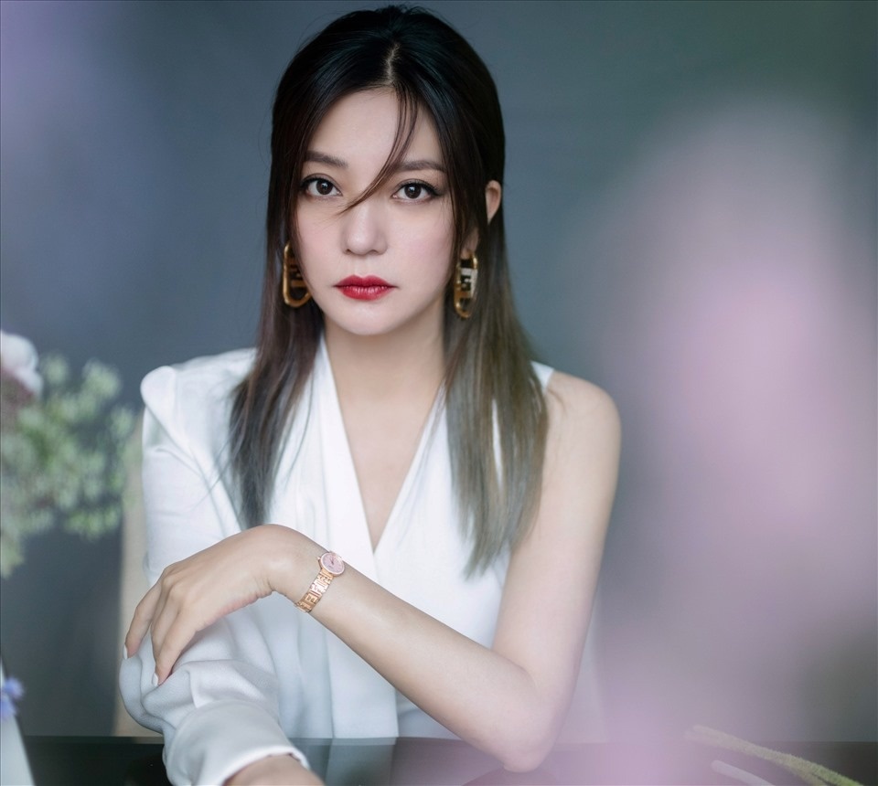 Sau khi chồng cũ bỏ trốn ra nước ngoài, Triệu Vy phải 1 mình xoay xở với hàng trăm vụ kiện tụng và các món nợ kinh tế. Ảnh: Sohu.