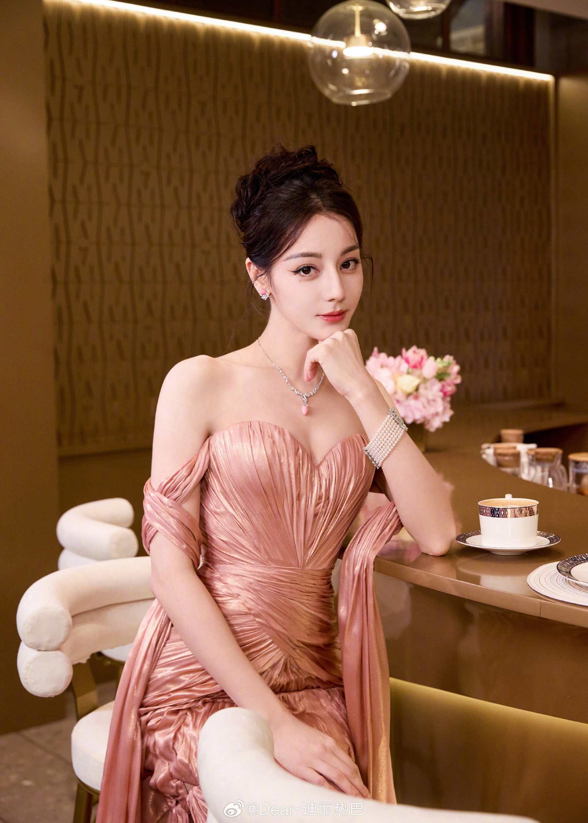 Hot nhất Weibo: Địch Lệ Nhiệt Ba lộ bằng chứng hẹn hò thiếu gia kém 8 tuổi