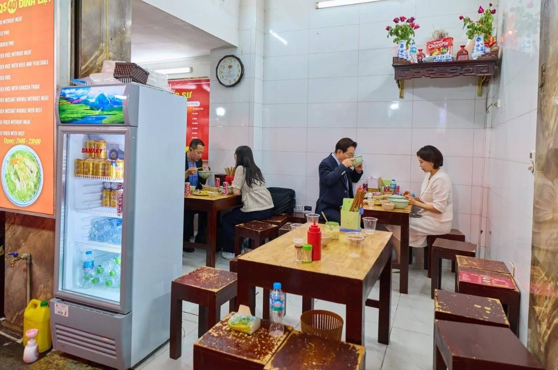 Tổng thống Hàn Quốc và Phu nhân ăn kem Thuỷ Tạ, thưởng thức phở tại số 40 Đinh Liệt