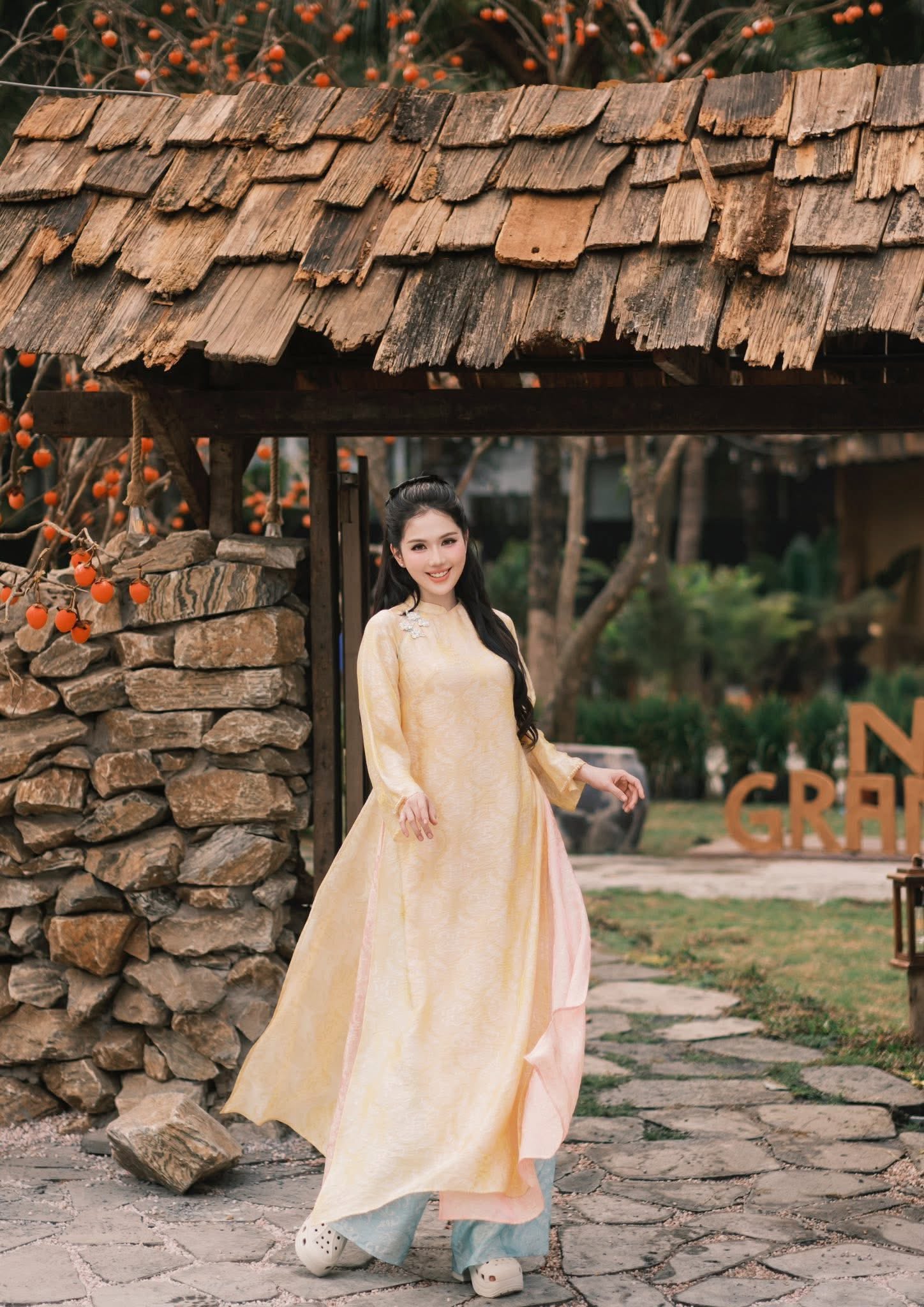 Địa điểm Kiều Minh Tuấn gặp Ngọc Trinh: Đồ ăn giá tới gần nửa triệu đồng, sở hữu view ven sông nhưng vẫn gây tranh cãi