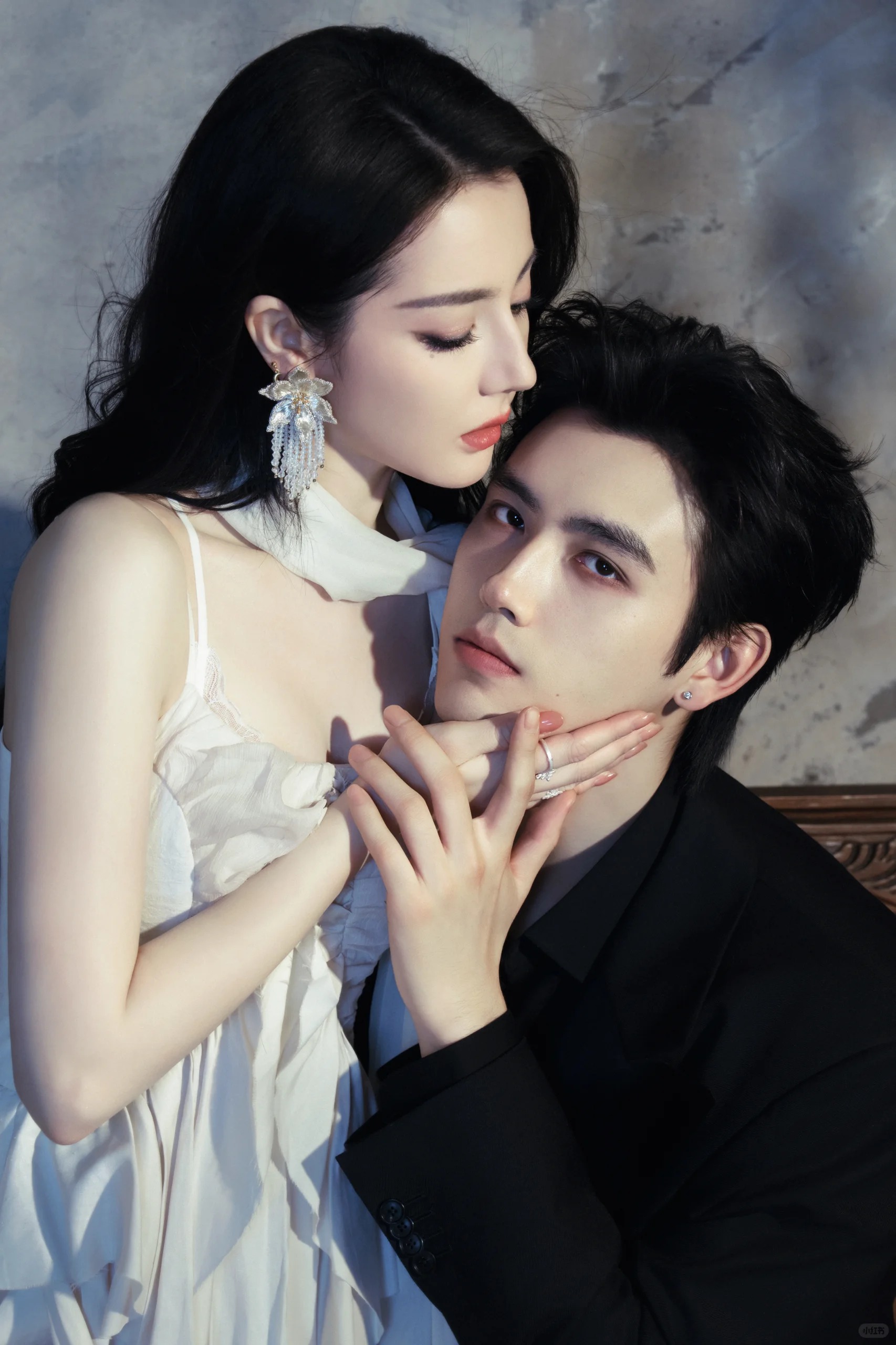 Cư dân mạng soi rổ hint hẹn hò giữa Địch Lệ Nhiệt Ba và Trần Phi Vũ. Ảnh: Xiaohongshu.
