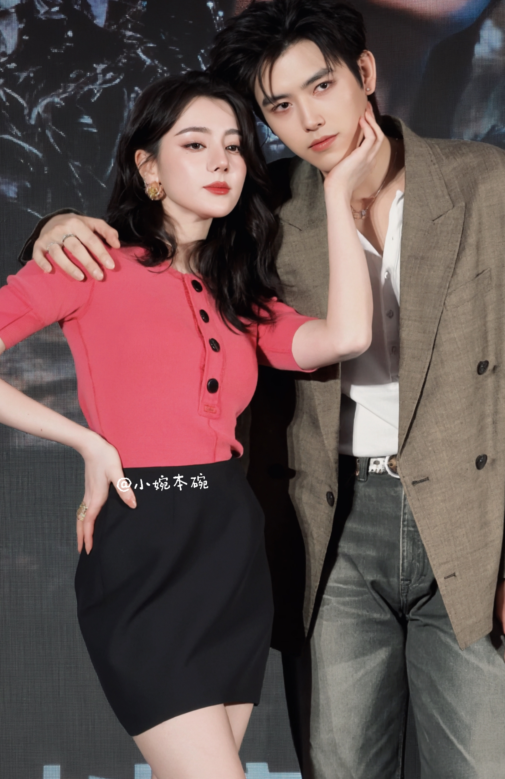 Hot nhất Weibo: Địch Lệ Nhiệt Ba lộ bằng chứng hẹn hò thiếu gia kém 8 tuổi
