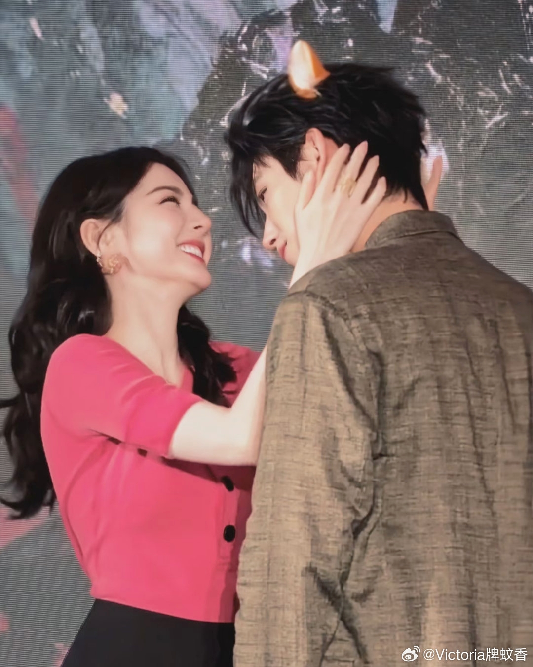 Hình ảnh thân mật, tình tứ của cặp sao trong quá trình quảng bá phim. Ảnh: Sina.