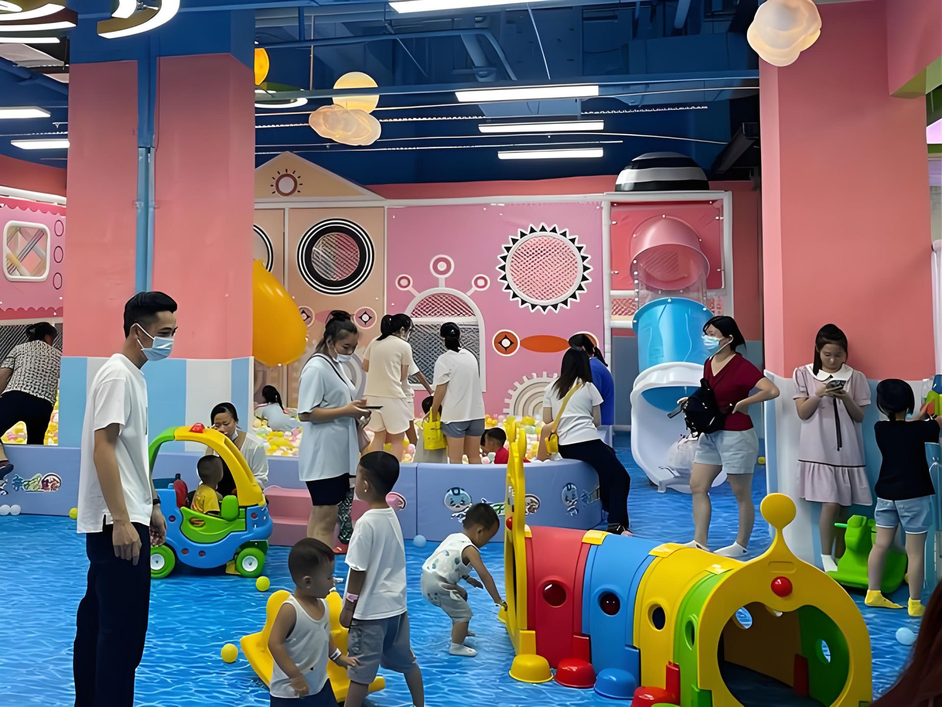 Cha mẹ cần đặt ra những nguyên tắc cơ bản cho trẻ khi đến nơi công cộng