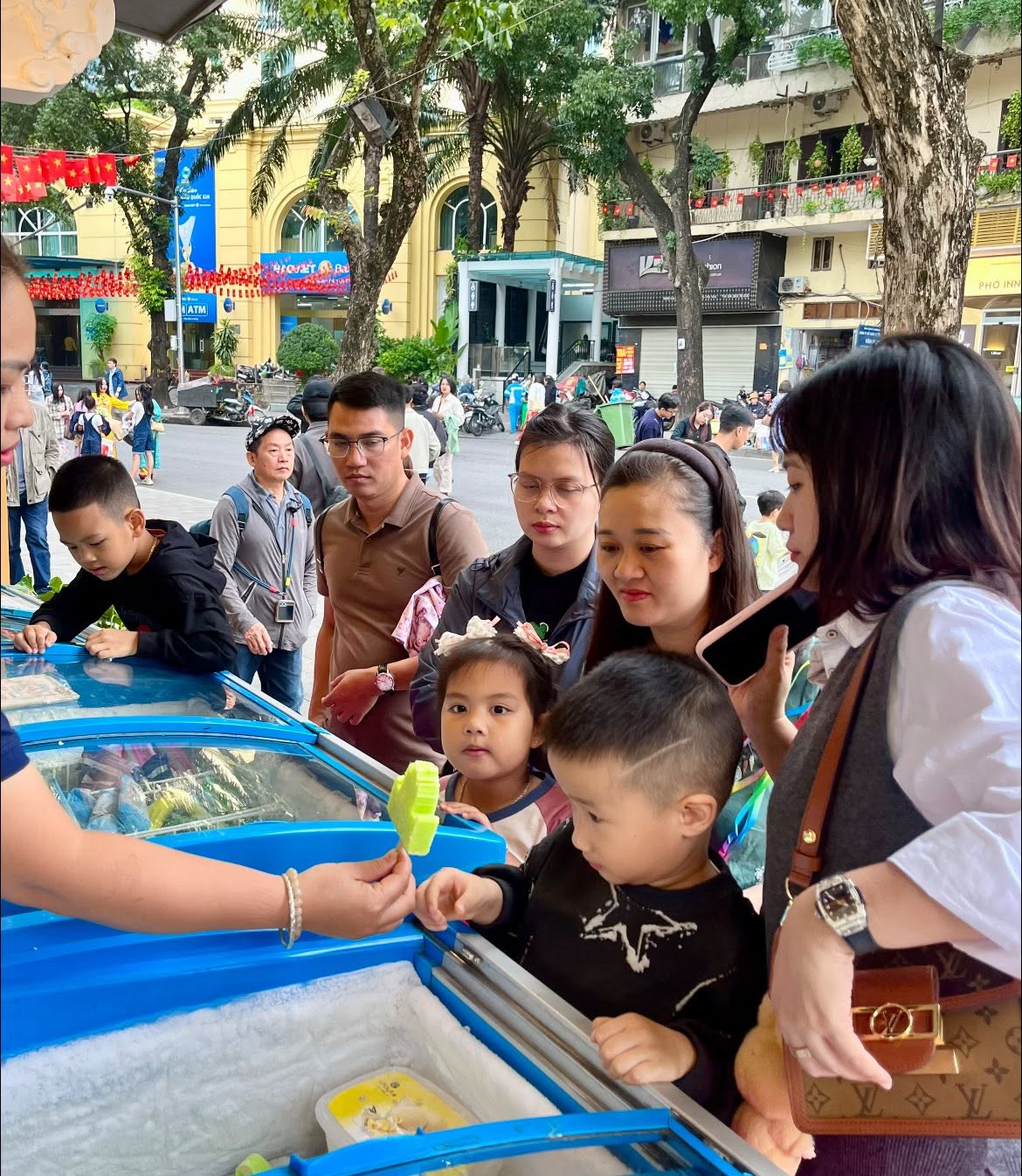 Việt Nam có 1 hàng kem bình dân đón Tổng thống Hàn Quốc, sản xuất tới 1 triệu lít/năm, nằm ngay báu vật của Hà Nội