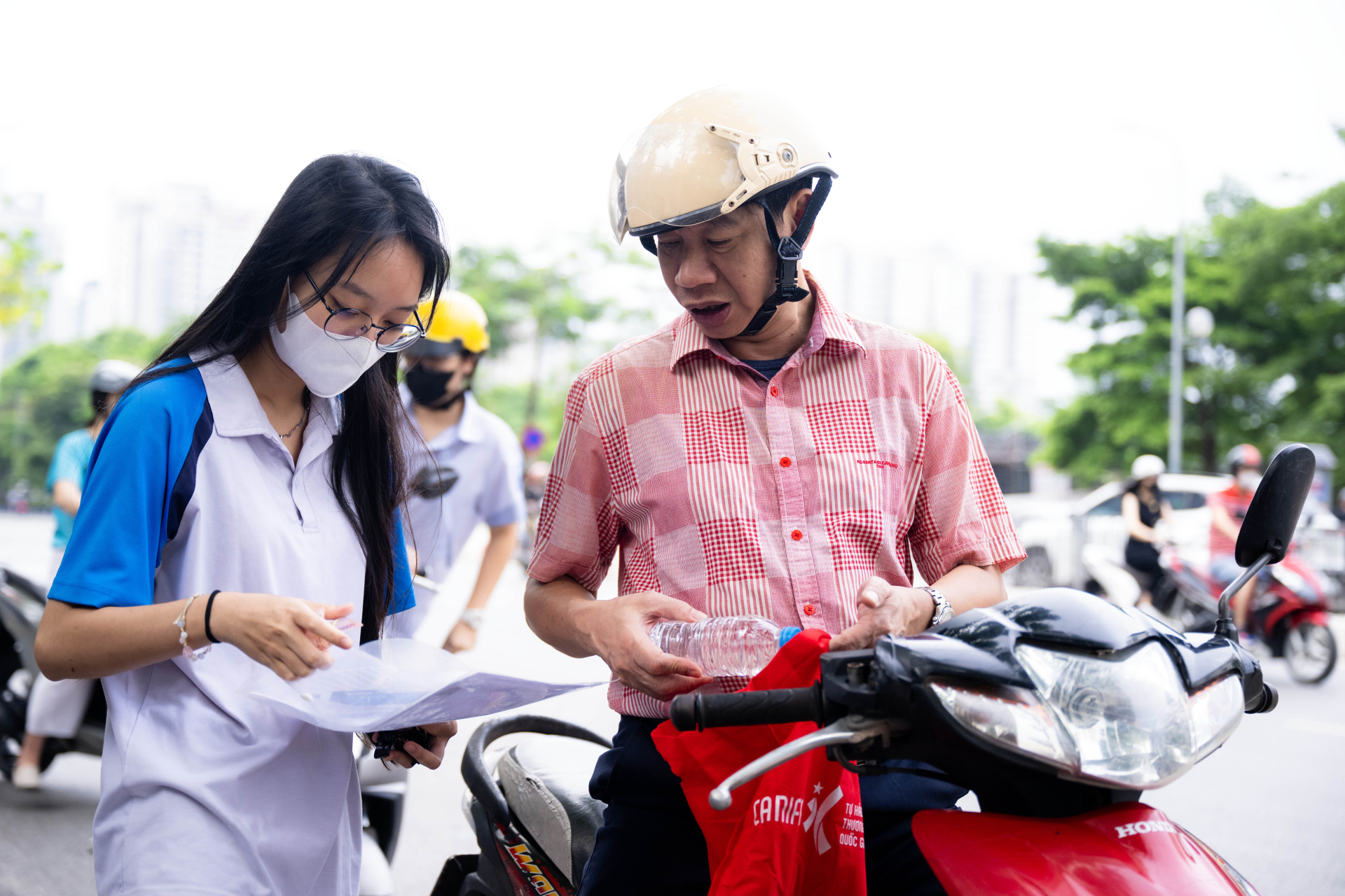 Hết giờ làm bài môn Văn thi tốt nghiệp THPT: Thí sinh ấn tượng với đề kiểu mới