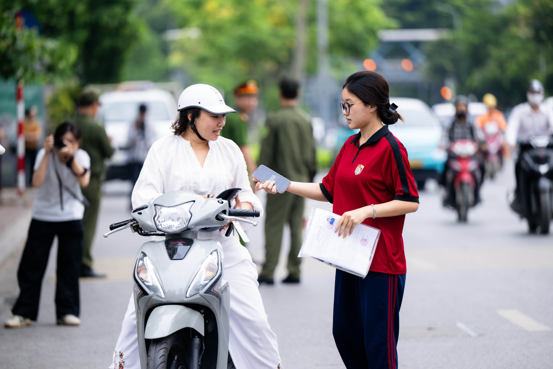 Hết giờ làm bài môn Văn thi tốt nghiệp THPT: Thí sinh ấn tượng với đề kiểu mới
