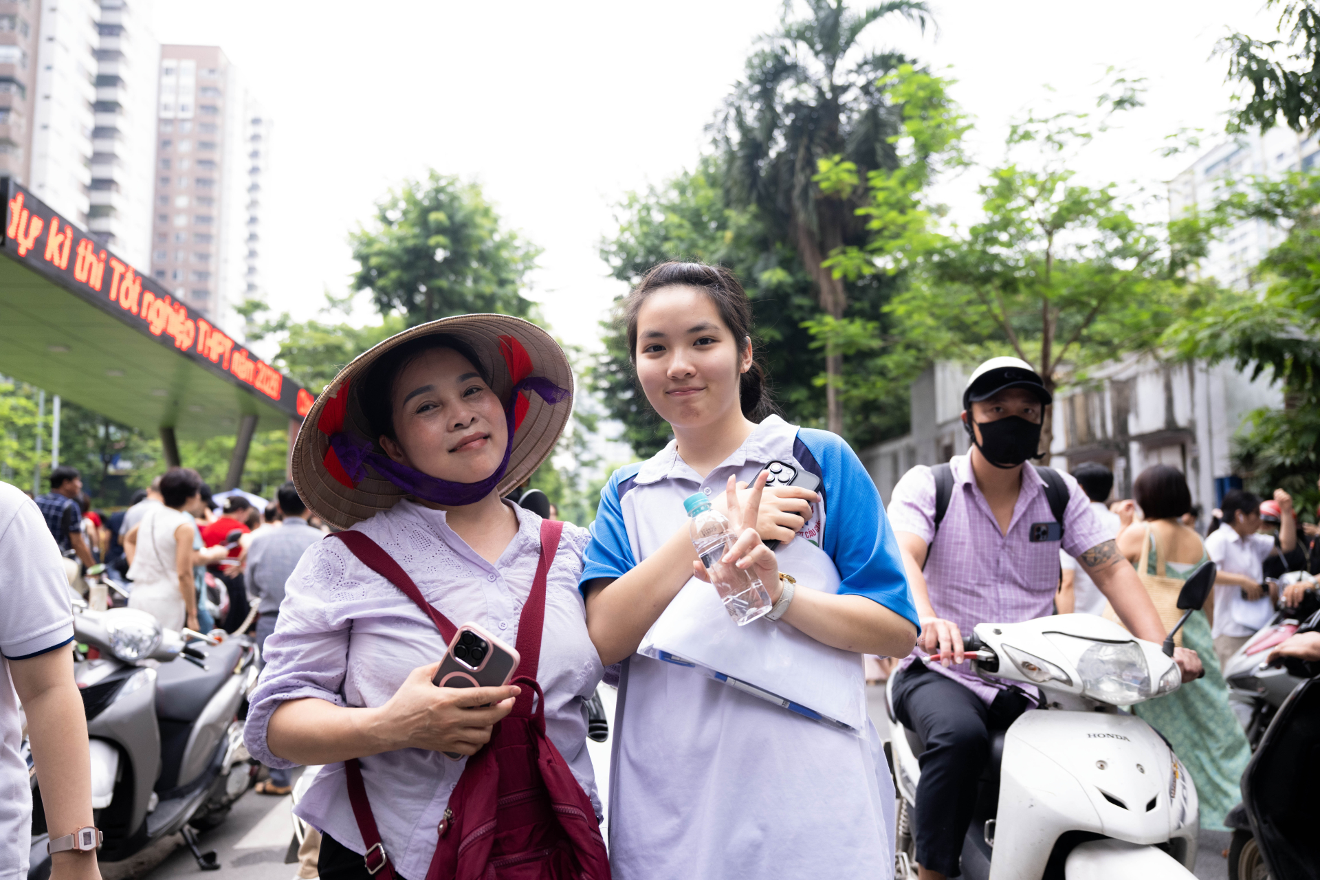 Kết thúc môn Toán thi tốt nghiệp THPT 2026: Thí sinh cười tươi, đề năm nay
