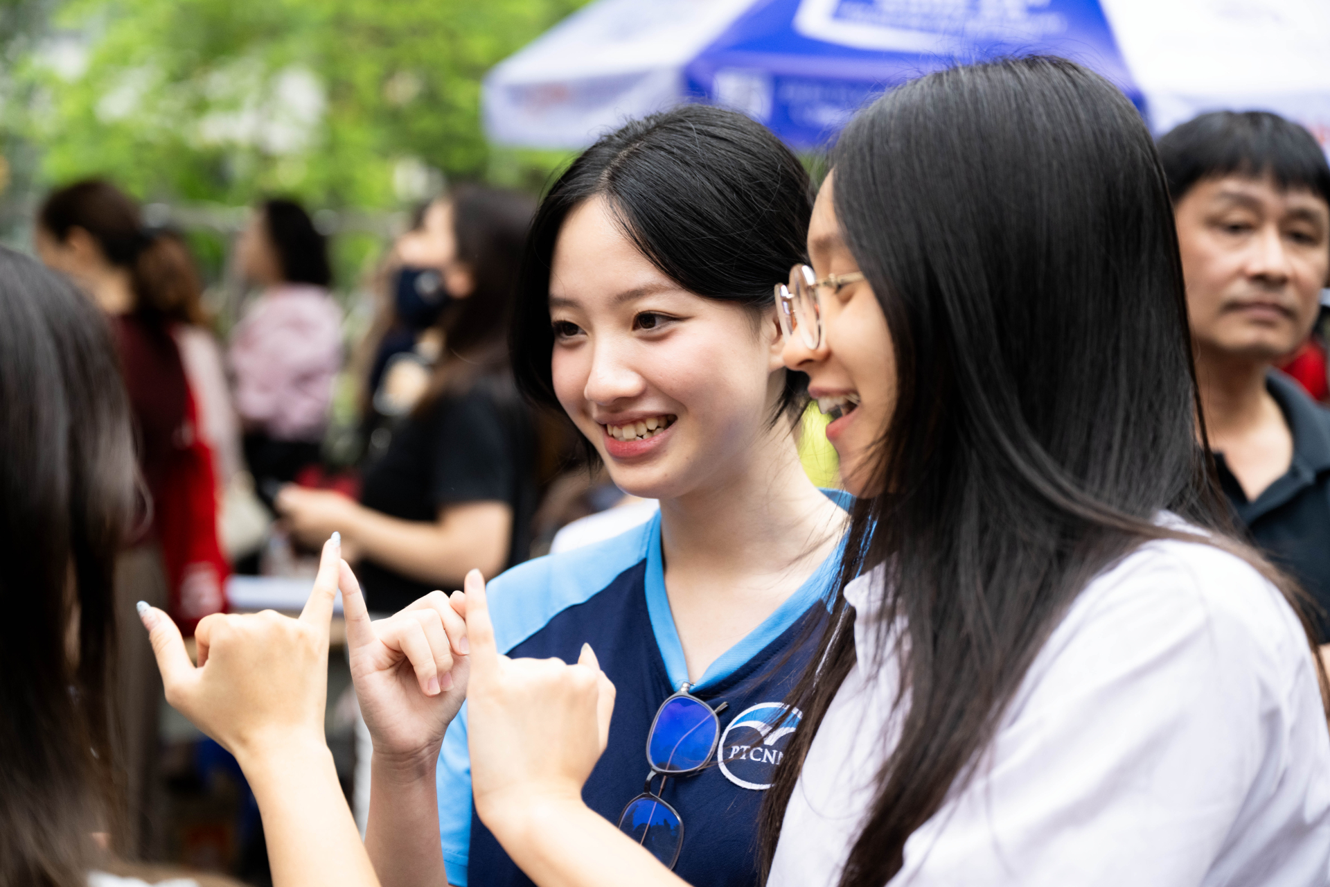 Kết thúc môn Toán thi tốt nghiệp THPT 2026: Thí sinh cười tươi, đề năm nay
