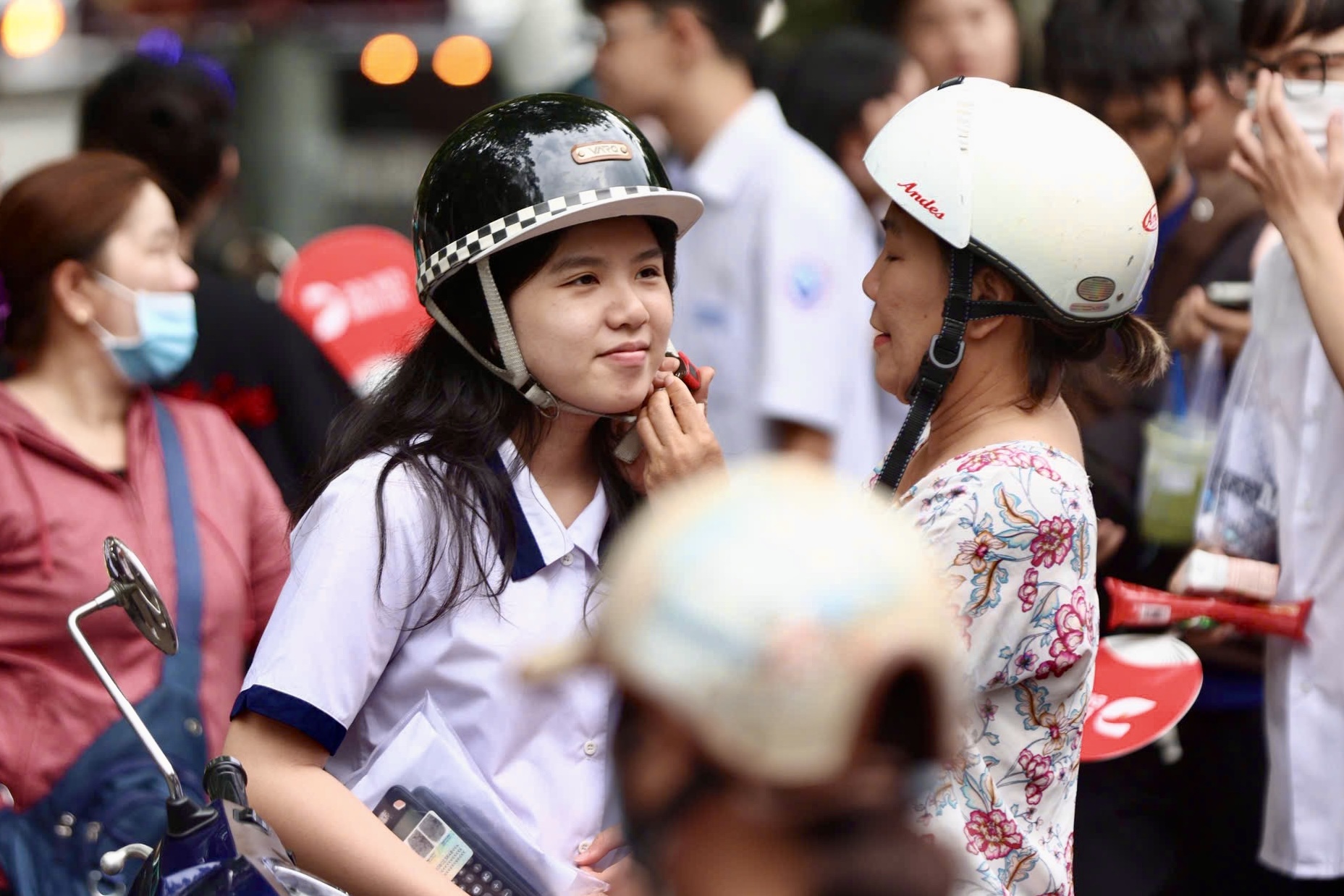 Kết thúc môn Toán thi tốt nghiệp THPT 2026: Thí sinh cười tươi, đề năm nay