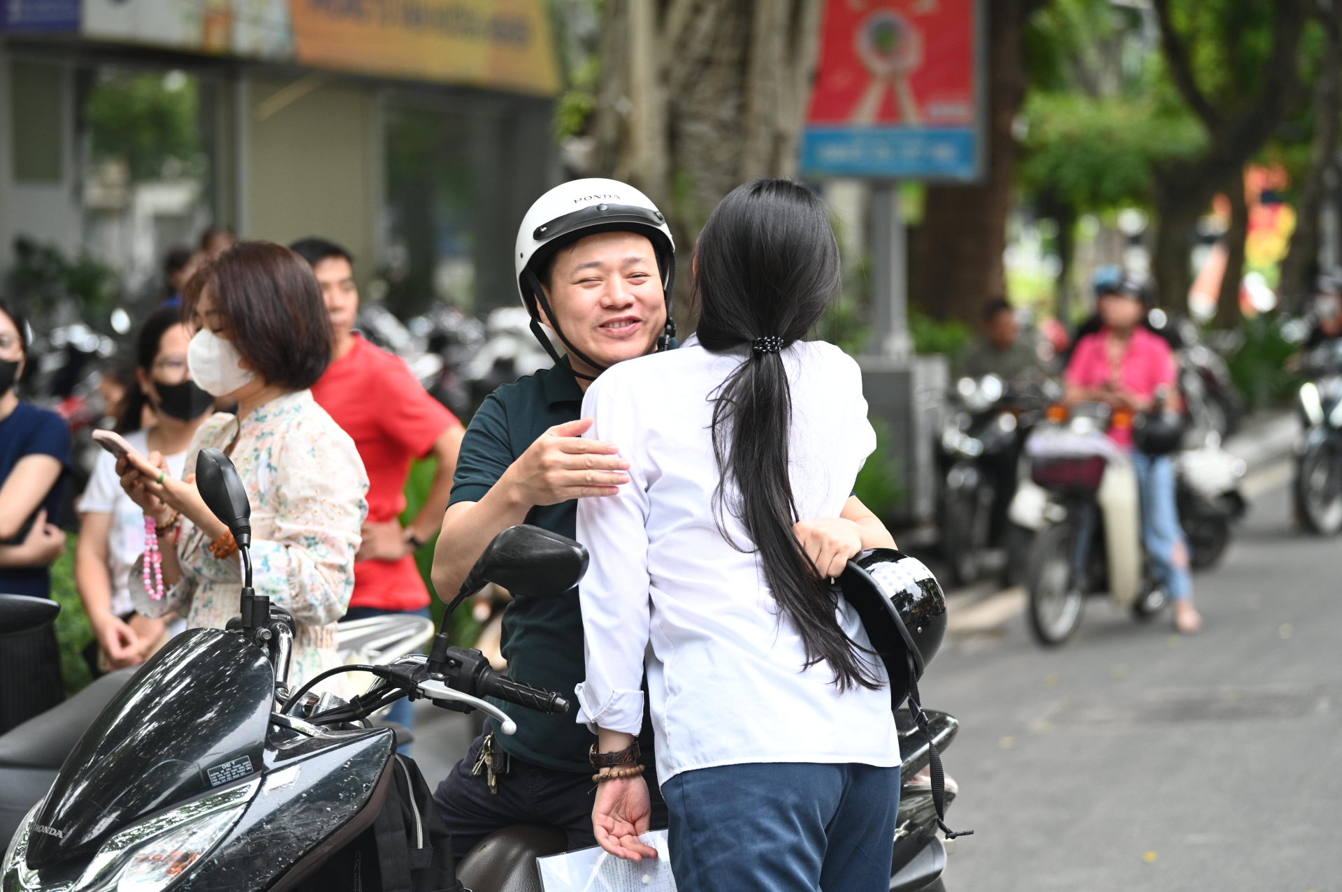 Hết giờ làm bài môn Văn thi tốt nghiệp THPT: Thí sinh ấn tượng với đề kiểu mới