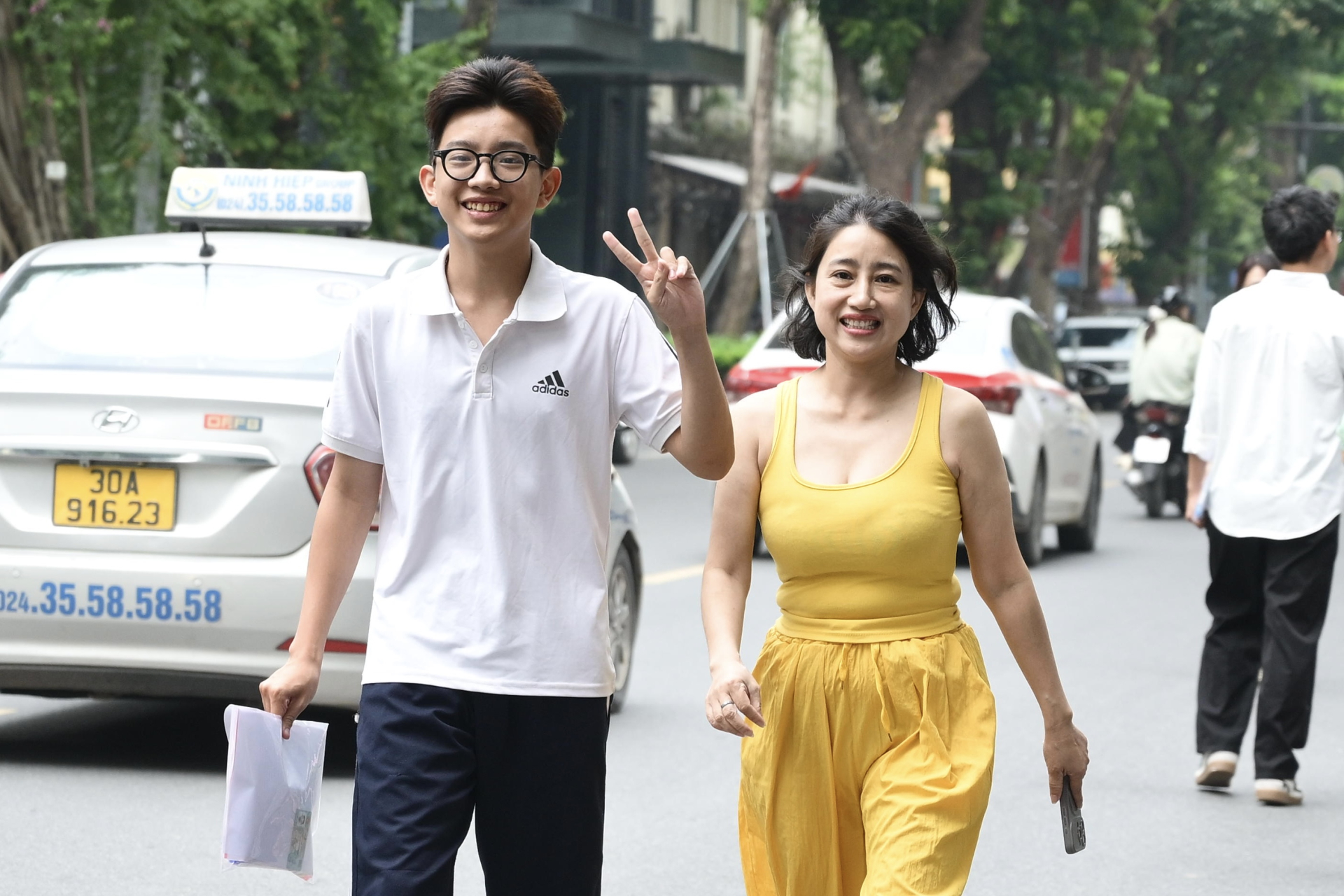 Hết giờ làm bài môn Văn thi tốt nghiệp THPT: Thí sinh ấn tượng với đề kiểu mới