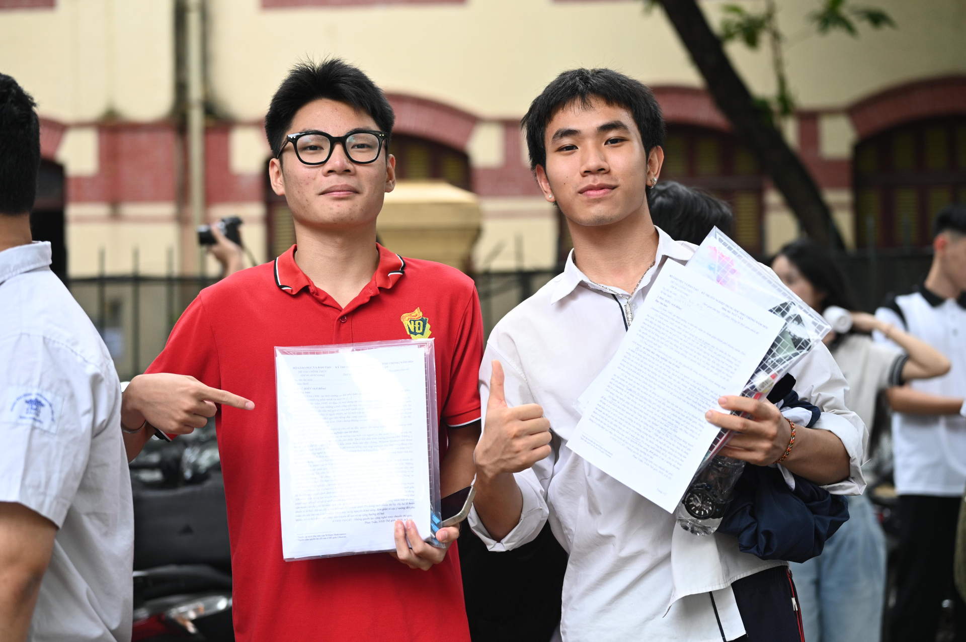 An Nguyên và Quốc Hưng hào hứng nói vui sau khi hoàn thành bài thi môn Văn sáng nay: