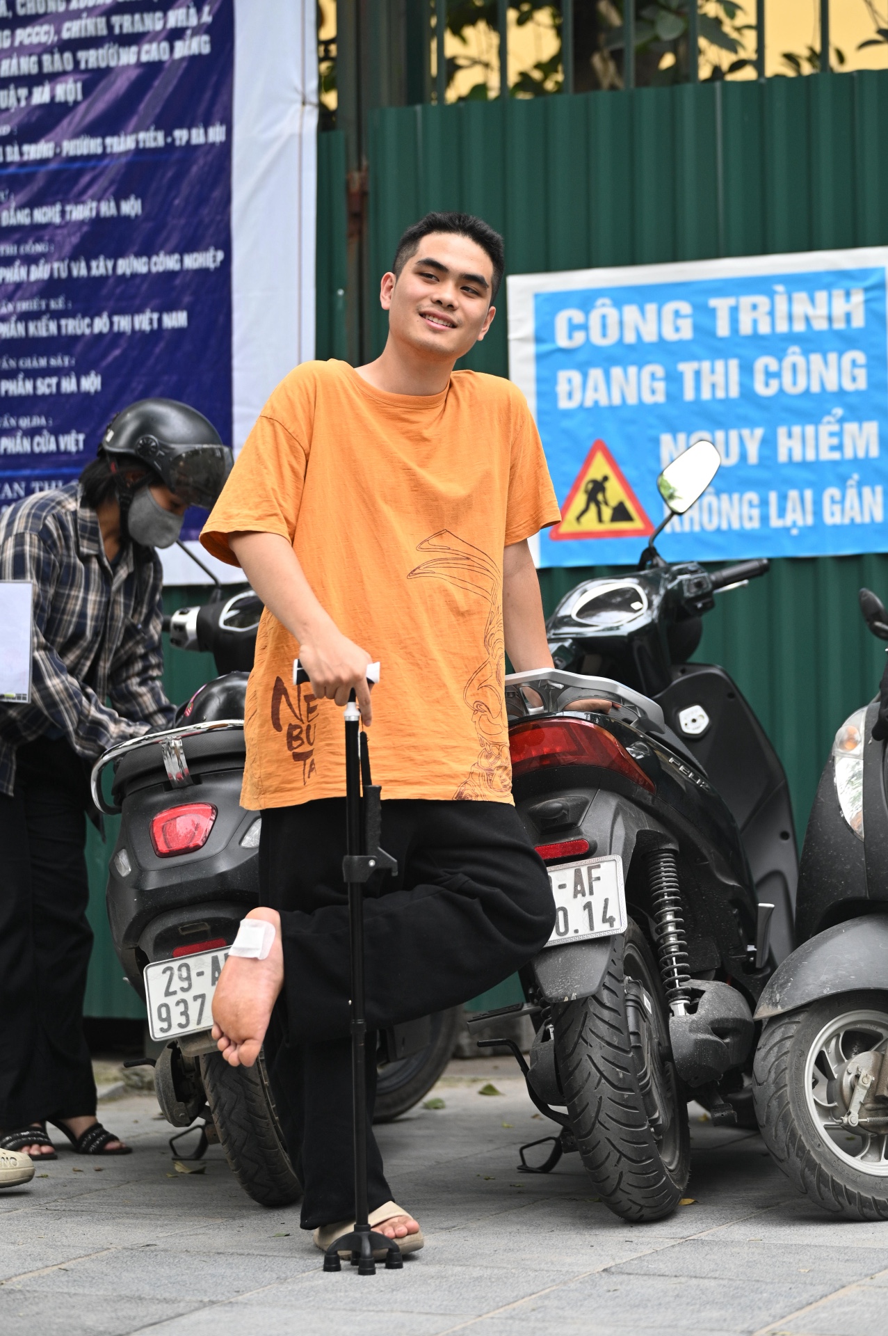 Minh Quang đi tập tễnh do mổ mụn cóc ở chân, nam sinh cho biết chỉ khó đi lại chứ không ảnh hưởng đến kết quả bài làm. Quang tự tin làm bài khá tốt, dự kiến được 7,5 đến 8 điểm
