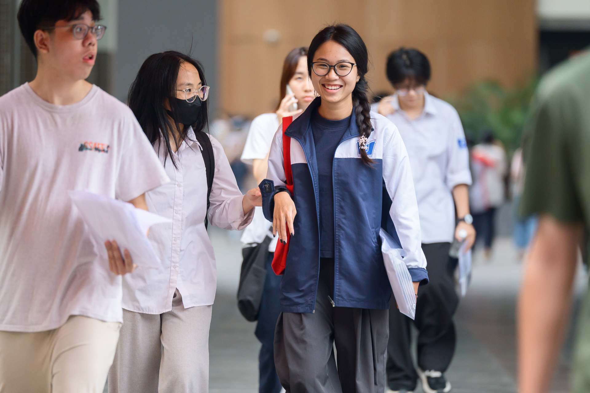 Kết thúc môn Toán thi tốt nghiệp THPT 2026: Thí sinh cười tươi, đề năm nay
