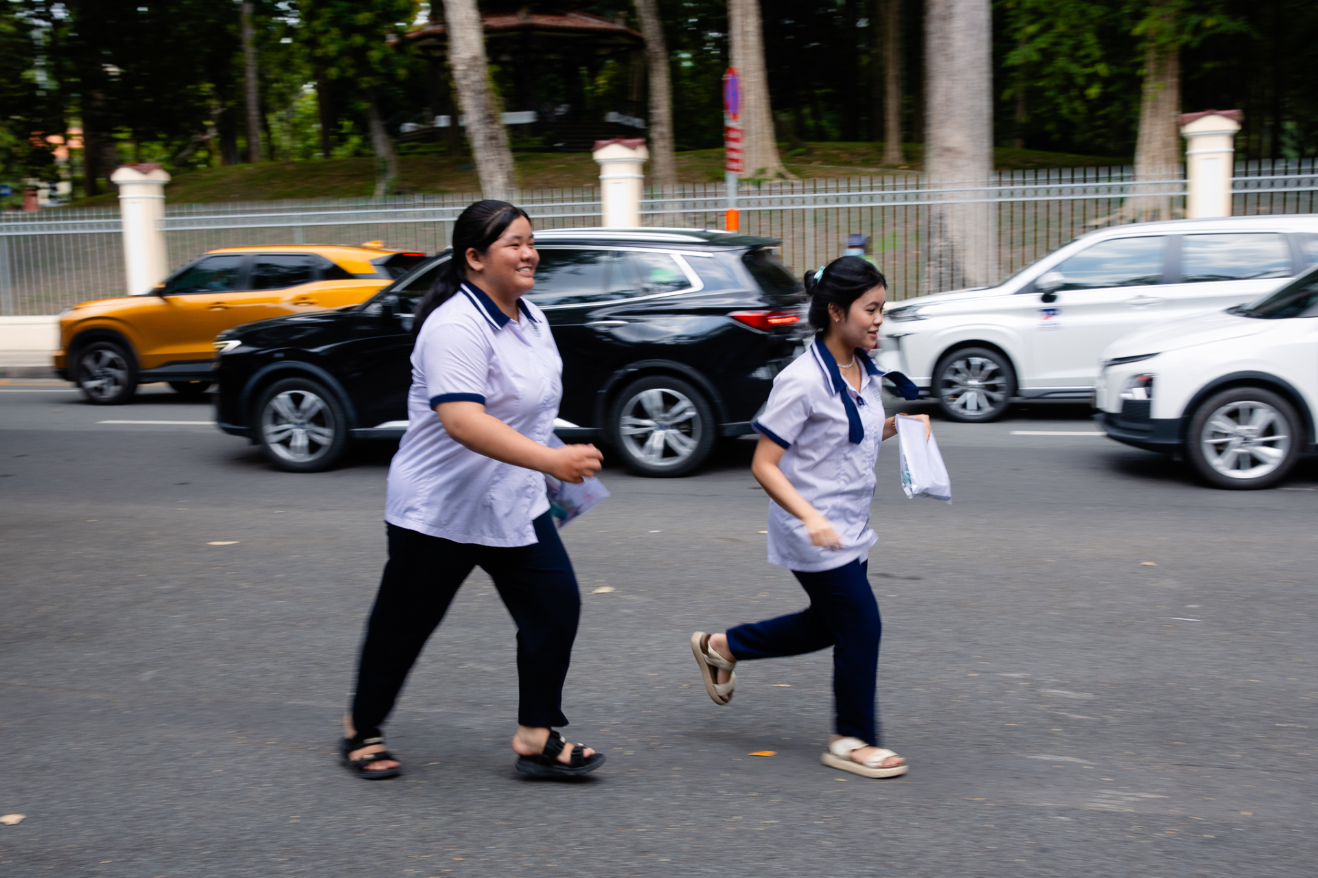 Lo trễ giờ, một số thí sinh chạy vội vàng