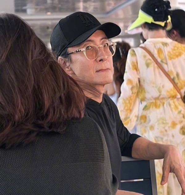 Trong khi đó, Bae Yong Joon lại khiến nhiều khán giả phải dụi mắt rất nhiều lần vì không tin nổi anh lại xuống sắc, trở nên già nua nhanh tới mức này. Nhiều netizen ban đầu còn không tin người đàn ông trong hình là tài tử Bản Tình Ca Mùa Đông. Ảnh: X