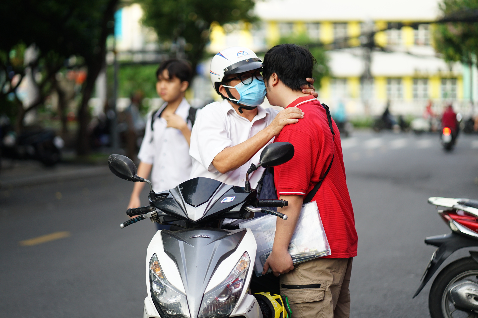 Hết giờ làm bài môn Văn thi tốt nghiệp THPT: Thí sinh ấn tượng với đề kiểu mới