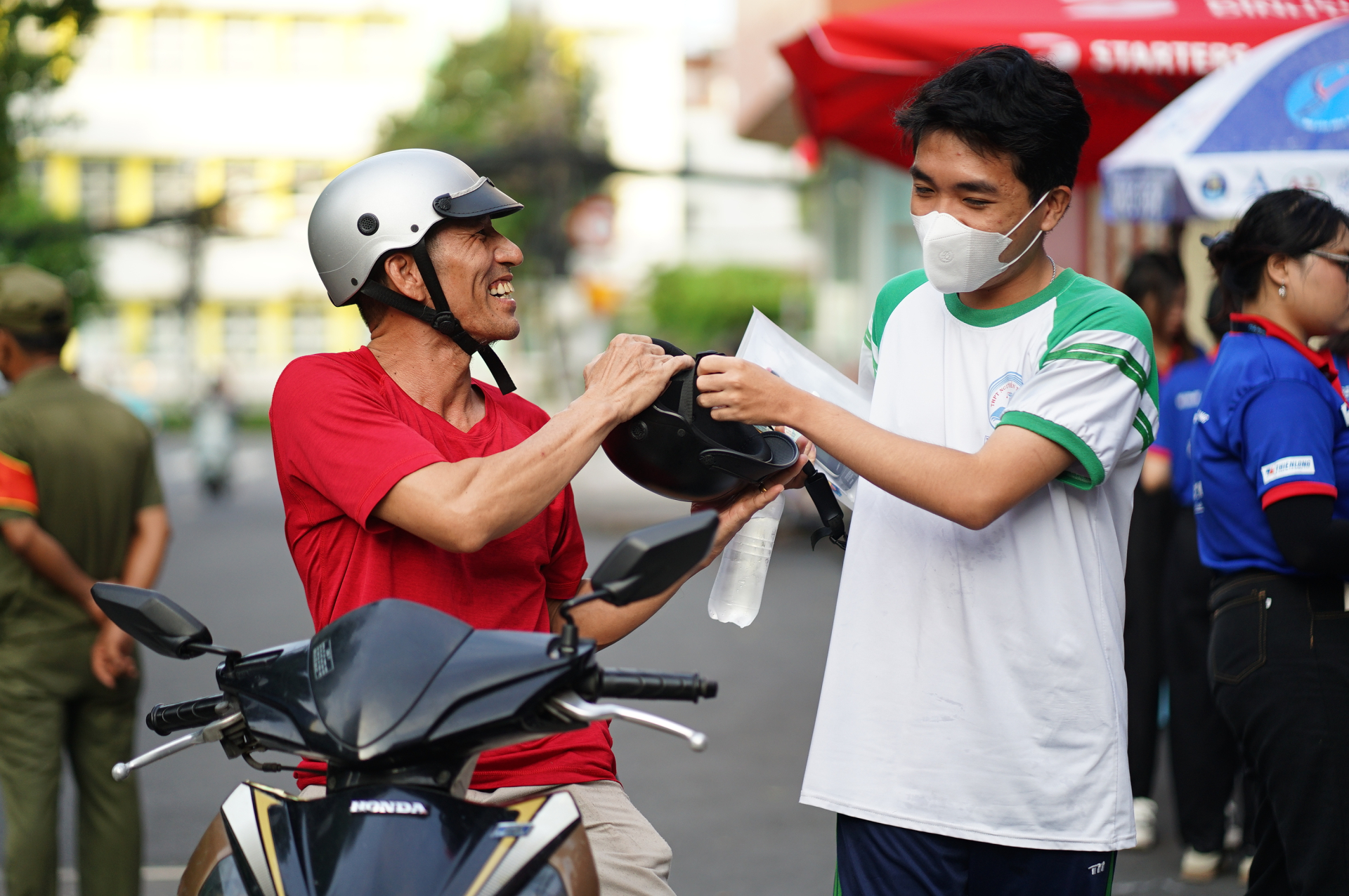 Hết giờ làm bài môn Văn thi tốt nghiệp THPT: Thí sinh ấn tượng với đề kiểu mới