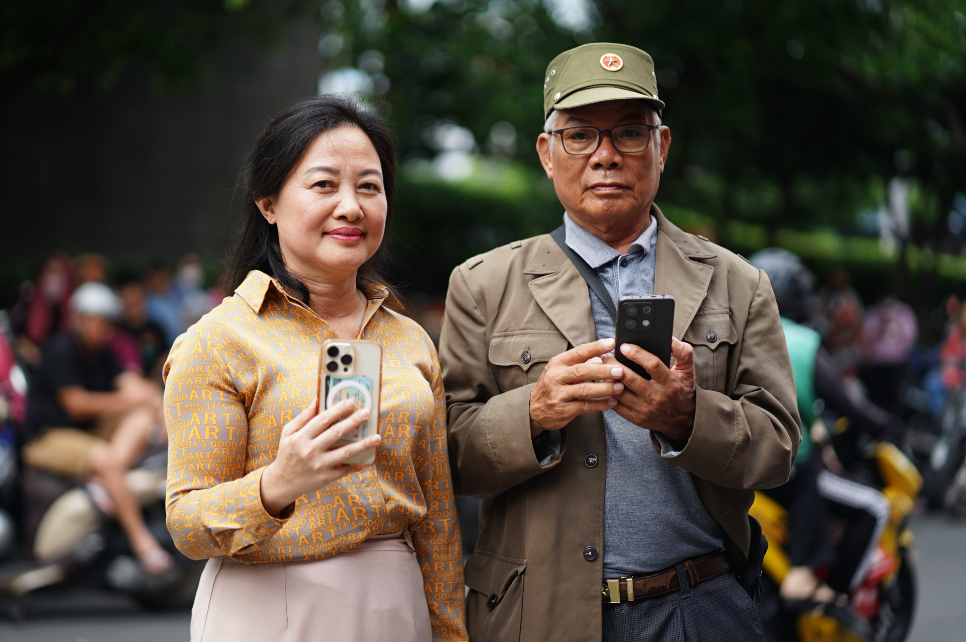 Theo chia sẻ của chị Lê Hồng Đặng (mẹ của Nhật Y), người chú đã từ Thanh Hóa vào TP.HCM để chăm lo cho Nhật Y trong những ngày thi. Từ bác, chú đến người thân đều thay nhau cơm nước, giặt giũ, lo từng bữa ăn, giấc ngủ với mong muốn em có tinh thần và sức khỏe tốt nhất.“12 năm liền là học sinh giỏi nên hôm nay cháu rất tự tin. Sáng bước vào phòng thi với tâm thế thoải mái, vững vàng như chuẩn bị cho một cột mốc quan trọng của mình”, chị Đặng chia sẻ.