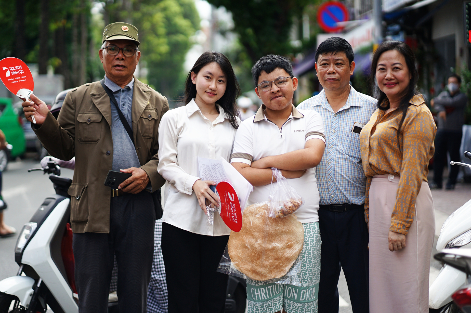 Tại điểm thi THCS Colette, nữ sinh Nhật Y gây chú ý vì được cả gia đình 7 người hộ tống đi thi
