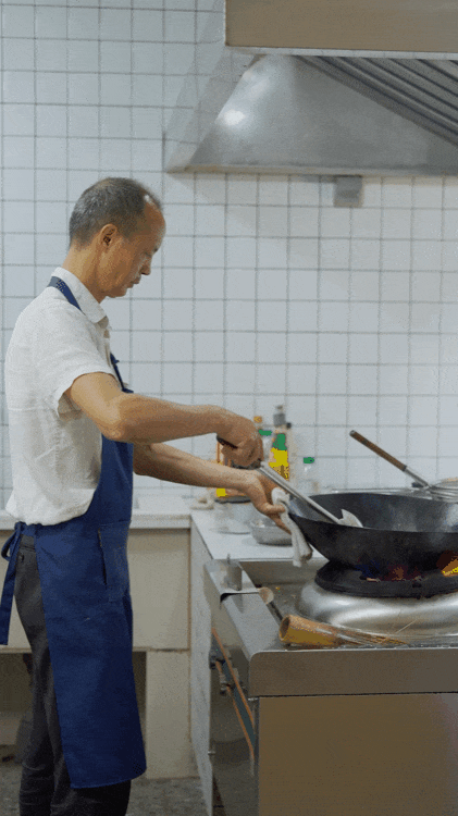 Bồ Đào cho biết bố mẹ anh siêu ưng căn nhà này, mẹ trồng hoa, bố nấu ăn.