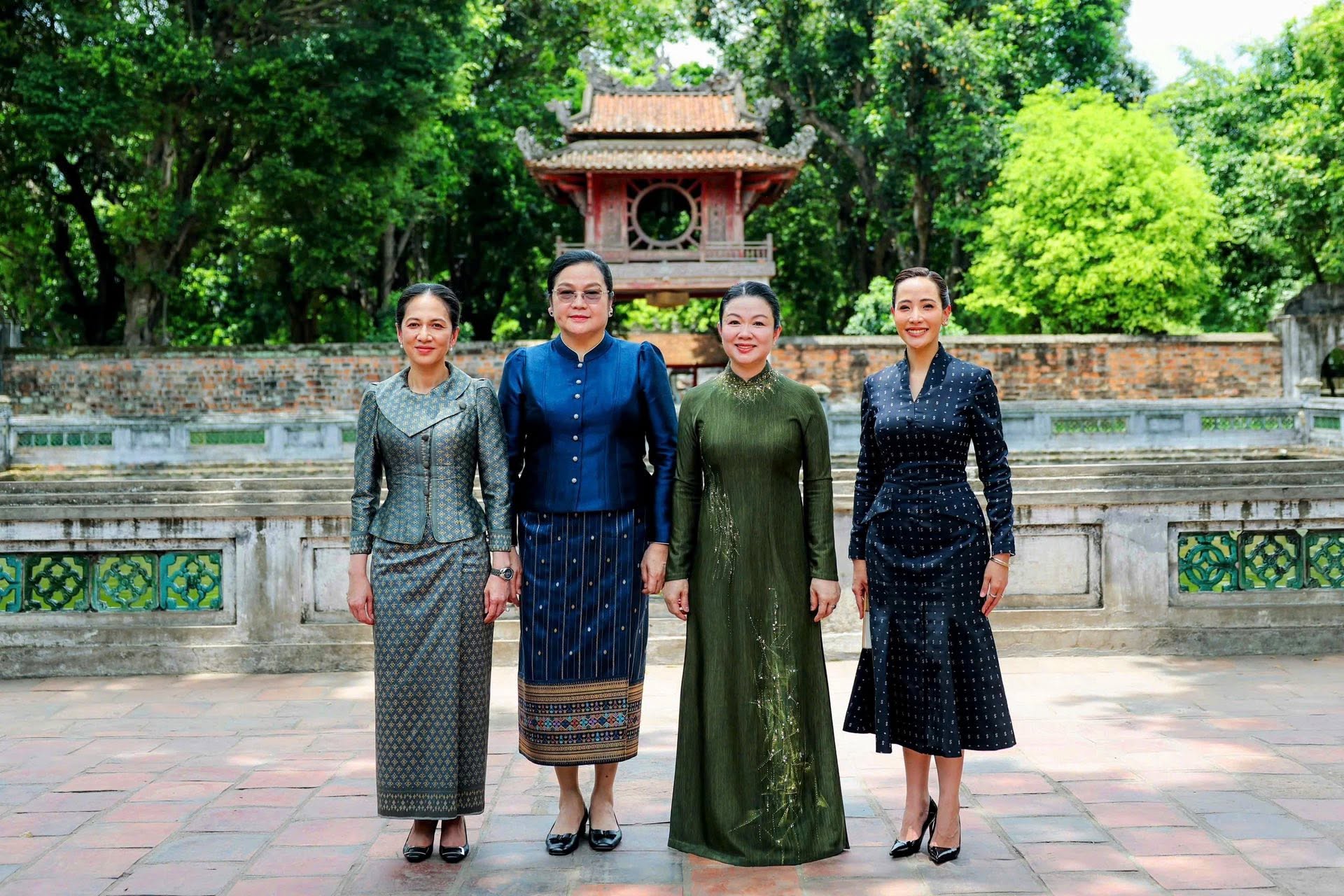 Bà Đào Thị Bích Thủy - Phu nhân Thủ tướng Lê Minh Hưng (thứ hai từ phải qua), bà Vandara Siphandone - Phu nhân Thủ tướng Lào, bà Pich Chamony - Phu nhân Thủ tướng Campuchia (đầu tiên bên trái) và bà Thananon Niramit - Phu nhân Thủ tướng Thái Lan (đầu tiên bên phải) chụp ảnh chung trong Văn Miếu - Quốc Tử Giám