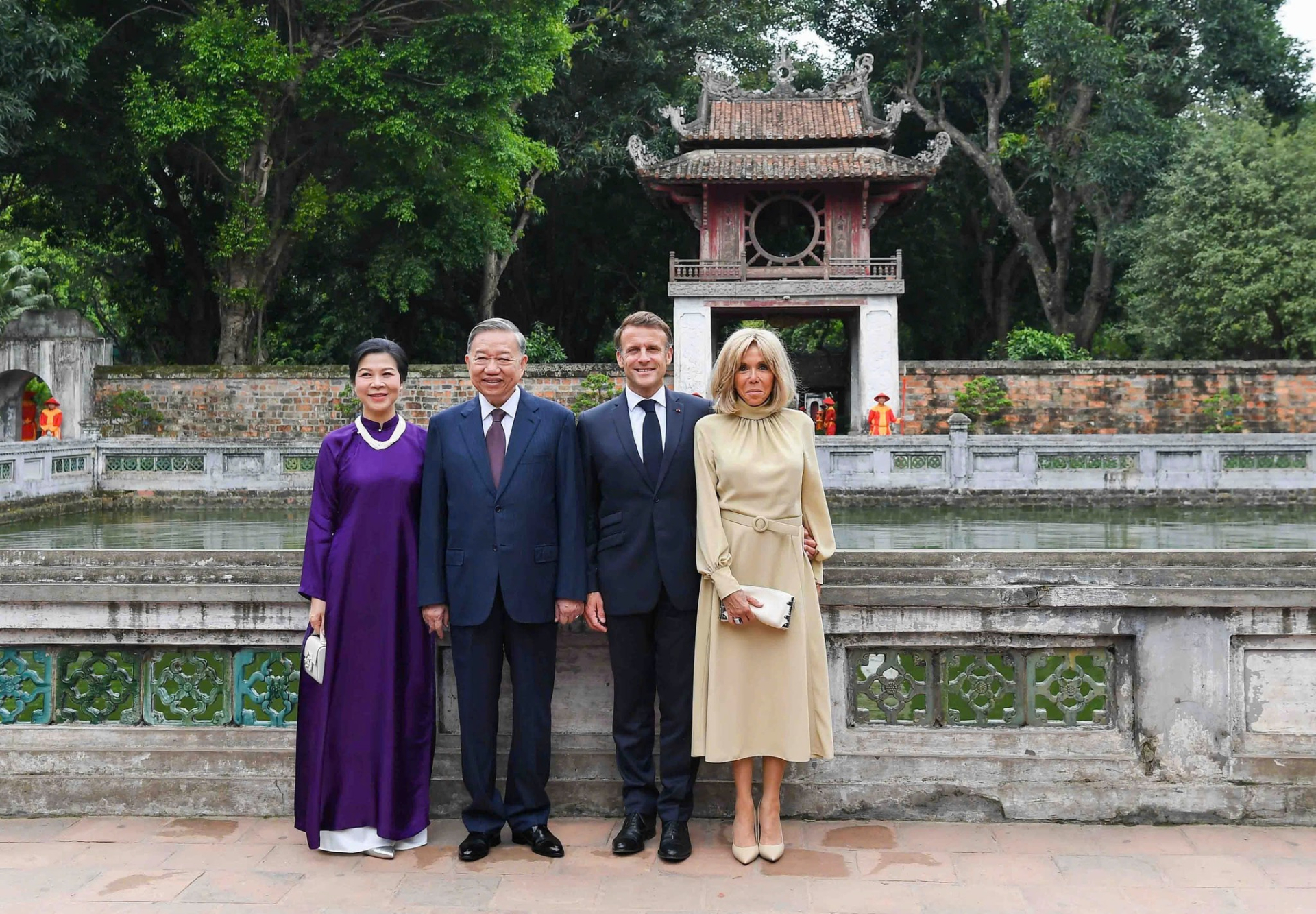 Tổng Bí thư Tô Lâm cùng Tổng thống Pháp Emmanuel Macron và hai Phu nhân chụp ảnh chung trong khu di tích Văn Miếu - Quốc Tử Giám