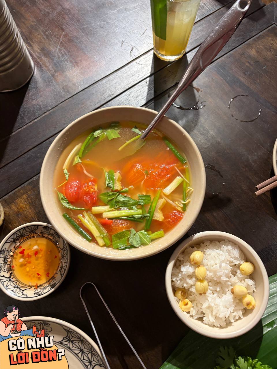 Nước canh ngao có vị chua thanh vừa phải, dễ ăn nhưng nhìn chung không để lại nhiều ấn tượng.