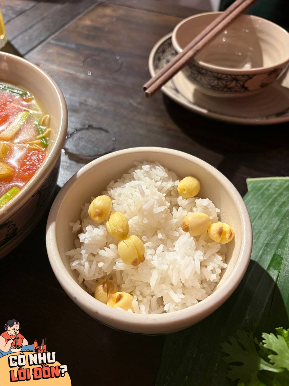 Cơm hấp hạt sen gây thiện cảm nhờ hạt cơm dẻo, thơm mùi gạo mới nhưng định lượng cũng khá ít