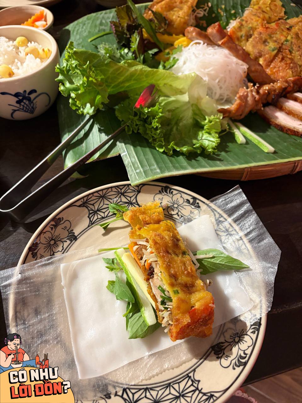 Bánh xèo có kích thước lớn, lớp vỏ giòn nhưng ngấm khá nhiều dầu.