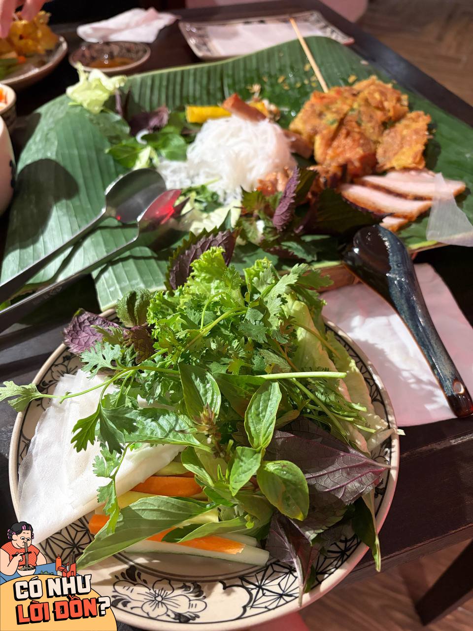 Nhà hàng phục vụ ít rau củ và bánh tráng nên sau đó team phải gọi thêm, nhưng phần này cũng không đáng kể