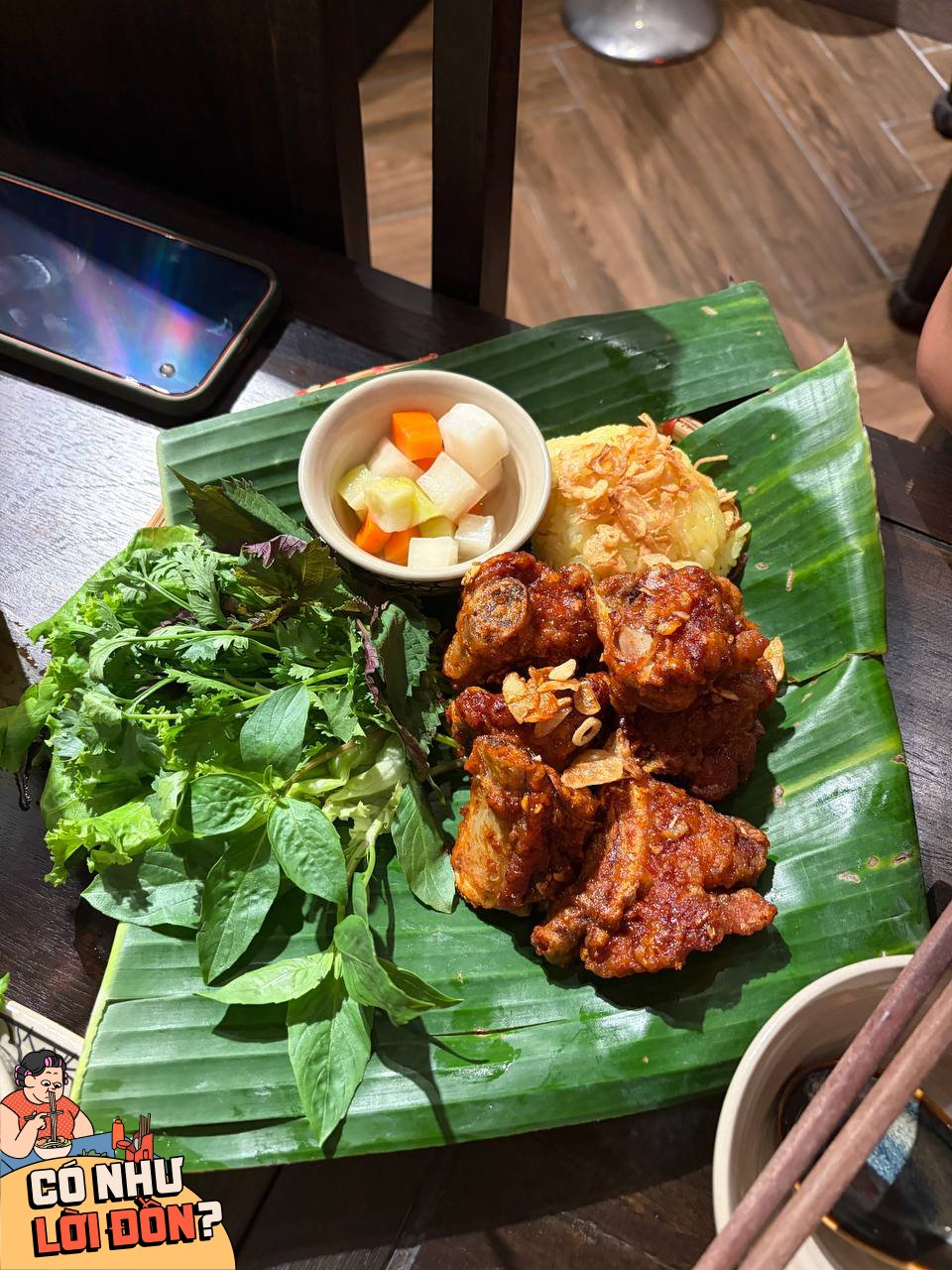 Sườn heo khìa mắm tỏi là món có phần trình bày đẹp mắt nhất trên bàn ăn nhưng cũng để lại nhiều thất vọng nhất vì quá ngấm dầu