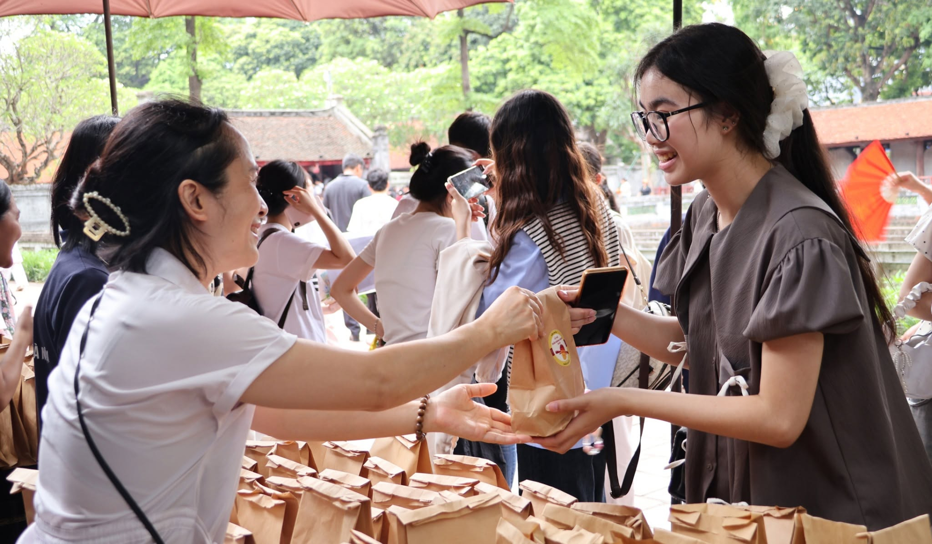 Rất đông học sinh hào hứng xếp hàng chờ nhận món quà đặc biệt trước kì thi