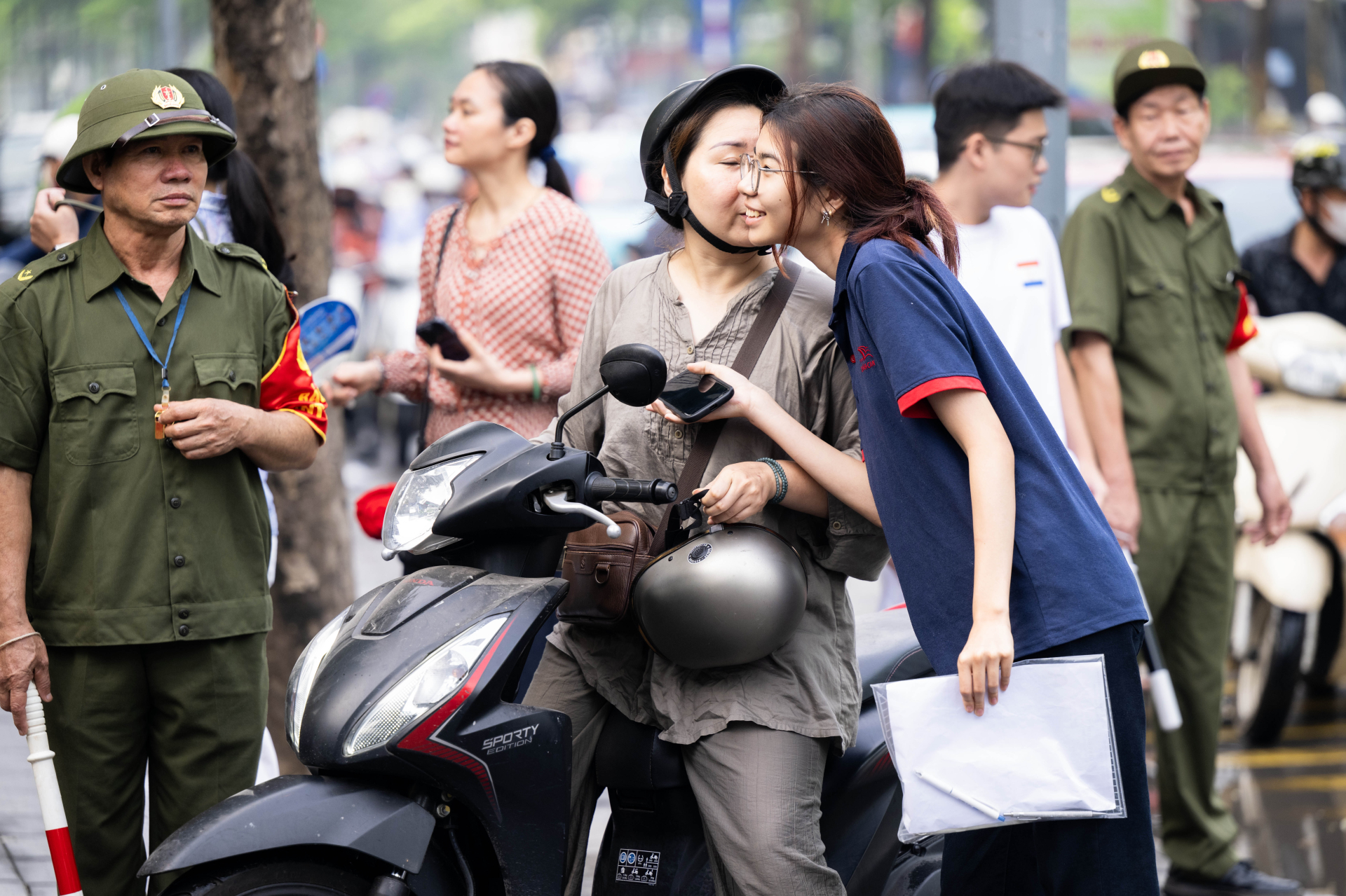 1,2 triệu sĩ tử chính thức cán đích kỳ thi tốt nghiệp THPT 2026: Người tươi hơn hoa, người dở khóc dở cười vì môn tự chọn