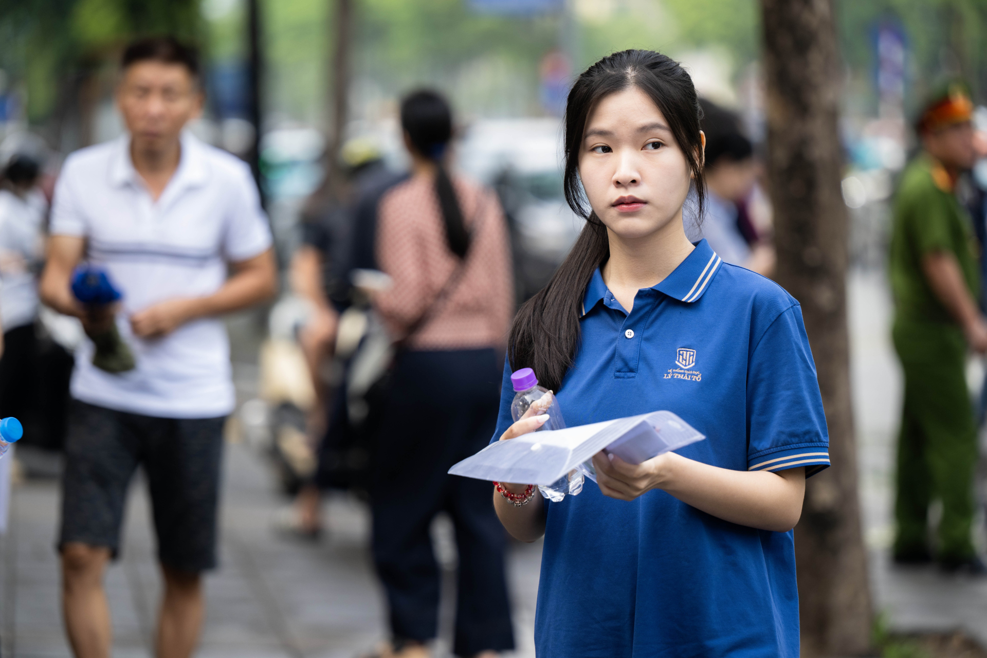 1,2 triệu sĩ tử chính thức cán đích kỳ thi tốt nghiệp THPT 2026: Người tươi hơn hoa, người dở khóc dở cười vì môn tự chọn