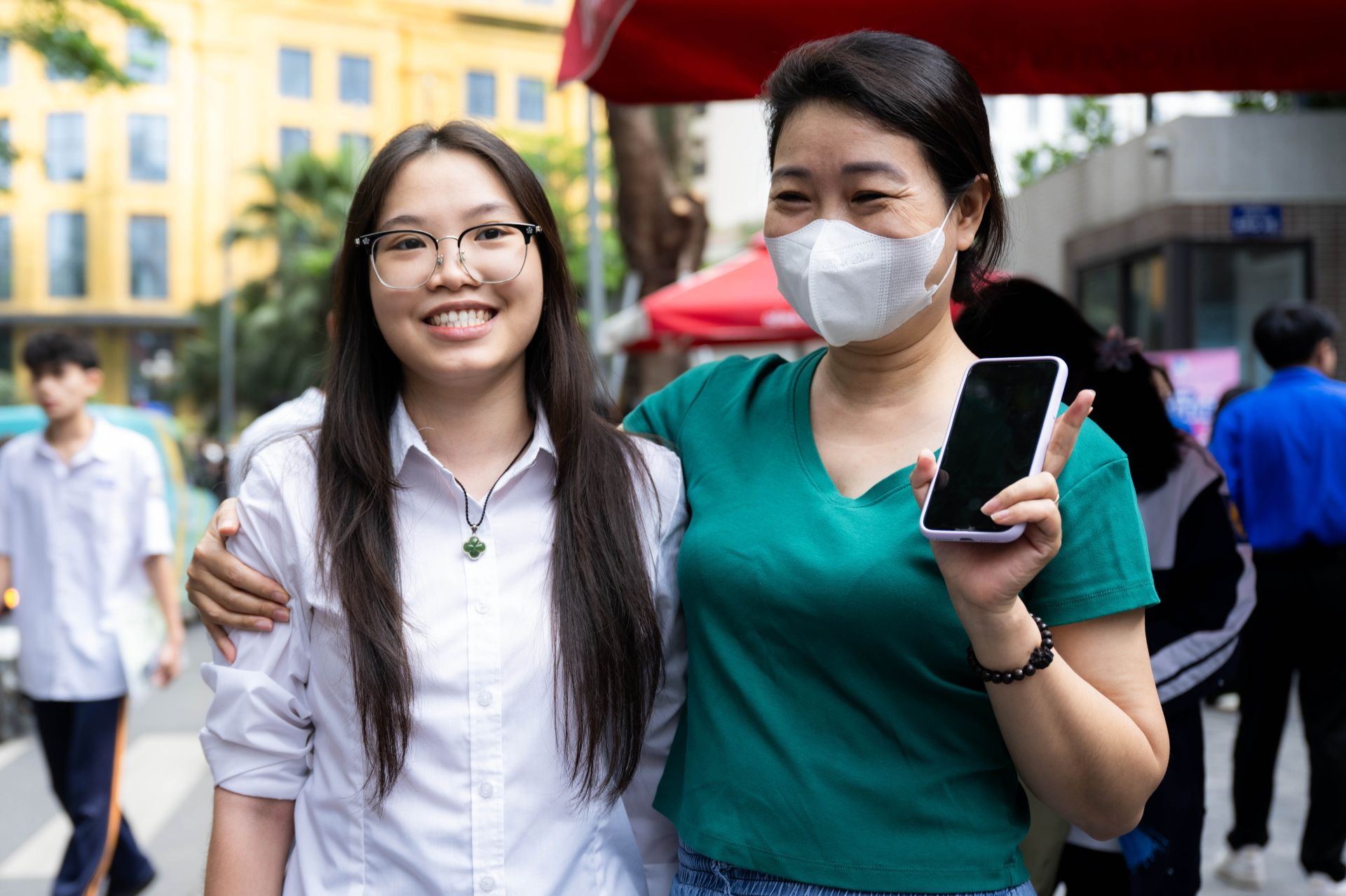 1,2 triệu sĩ tử chính thức cán đích kỳ thi tốt nghiệp THPT 2026: Người tươi hơn hoa, người dở khóc dở cười vì môn tự chọn