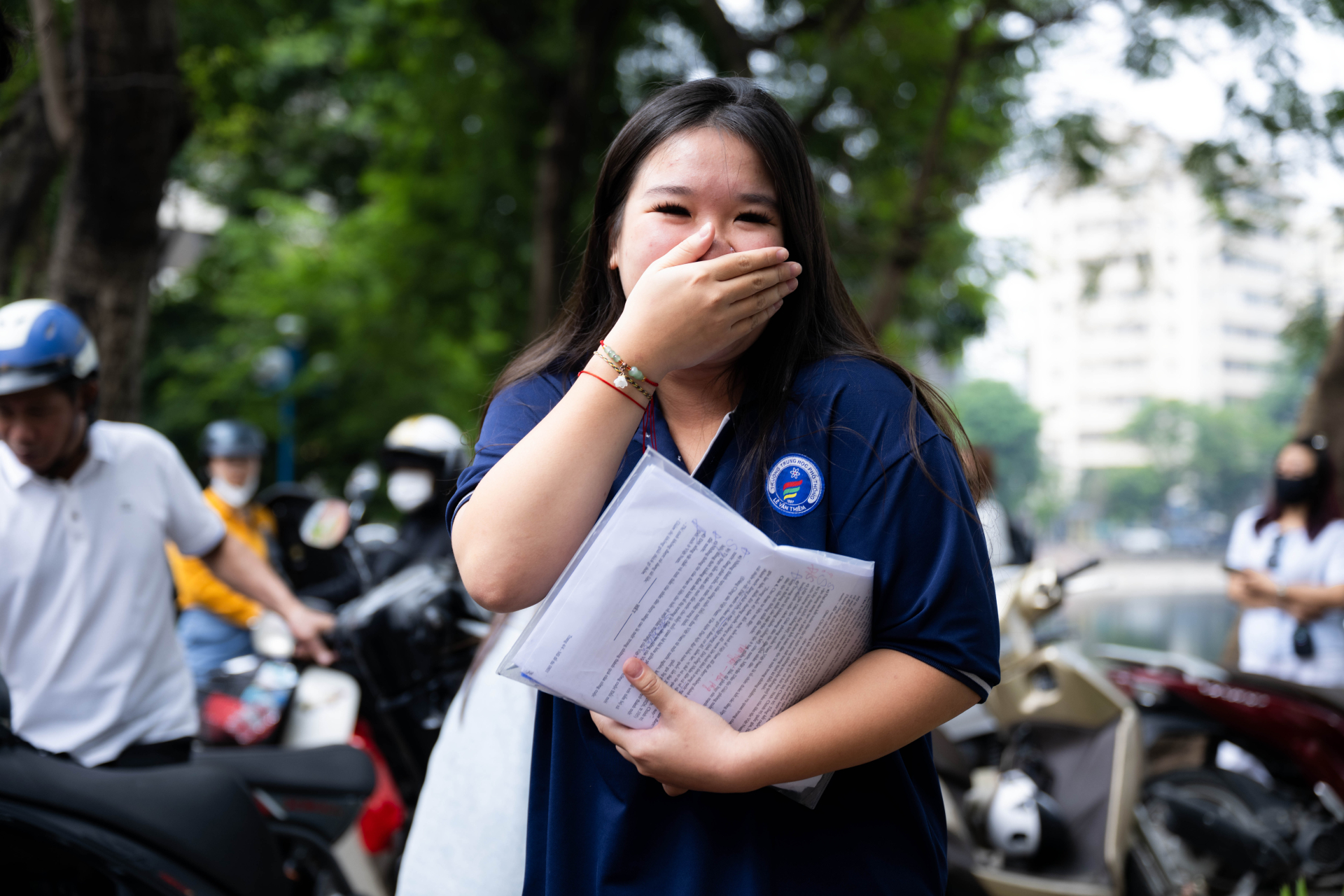 1,2 triệu sĩ tử chính thức cán đích kỳ thi tốt nghiệp THPT 2026: Người tươi hơn hoa, người dở khóc dở cười vì môn tự chọn