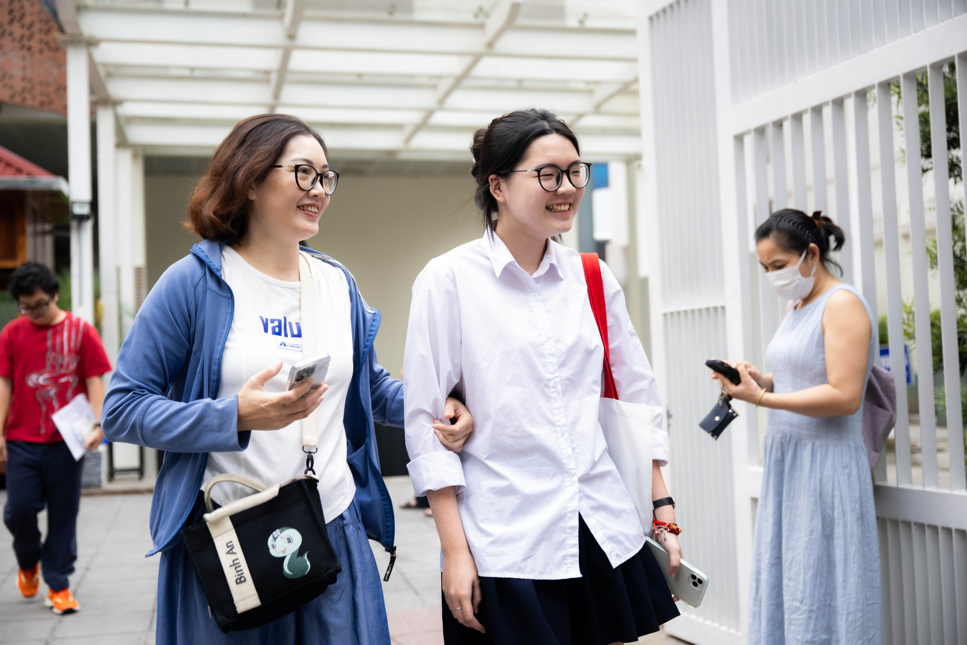 Nhiều thí sinh tại điểm thi THCS Giảng Võ, Hà Nội kết thúc kỳ thi bằng những nụ cười nhẹ nhõm và đầy hy vọng